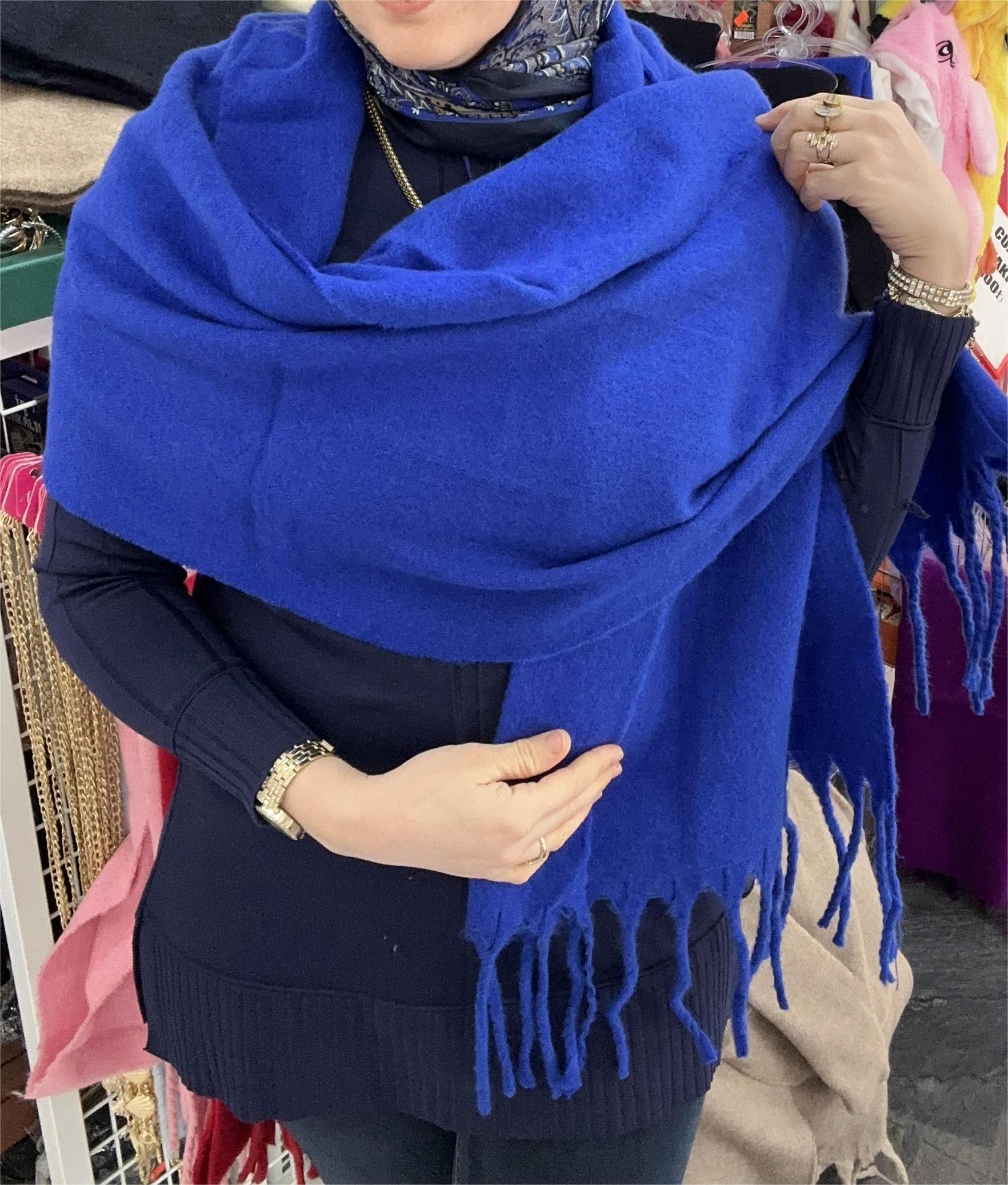 PUFFY YUMUŞAK PÜSKÜLLÜ OMUZ ŞALI