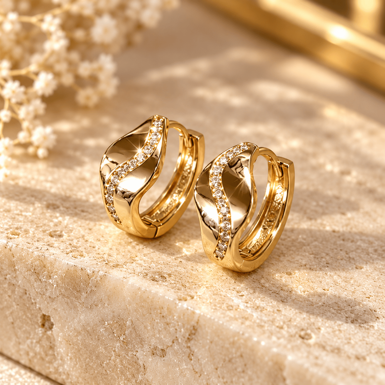 14K Gold Tone Kararmaz Çelik Taş Detaylı Kıvrımlı Halka Küpe