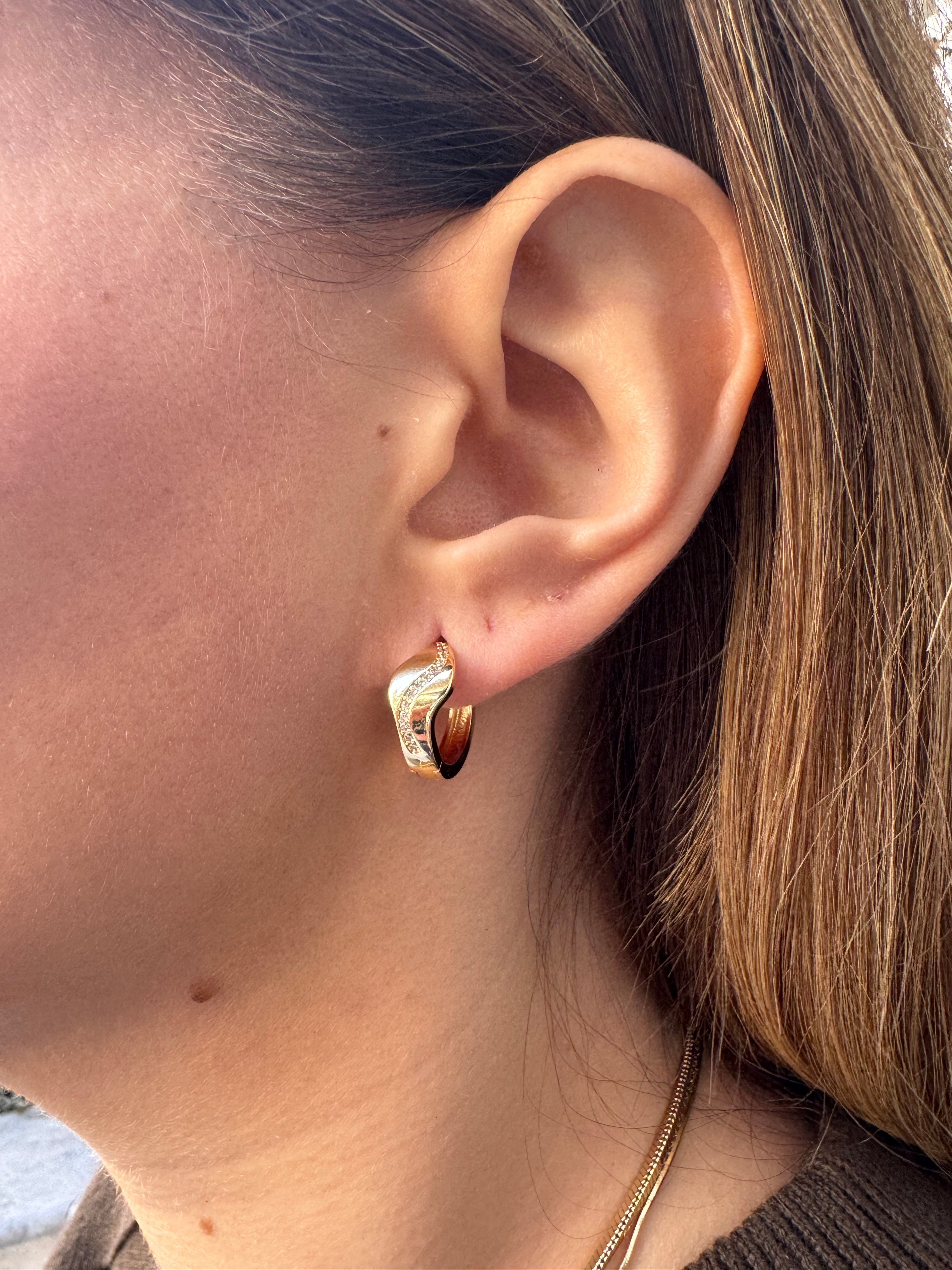 14K Gold Tone Kararmaz Çelik Taş Detaylı Kıvrımlı Halka Küpe