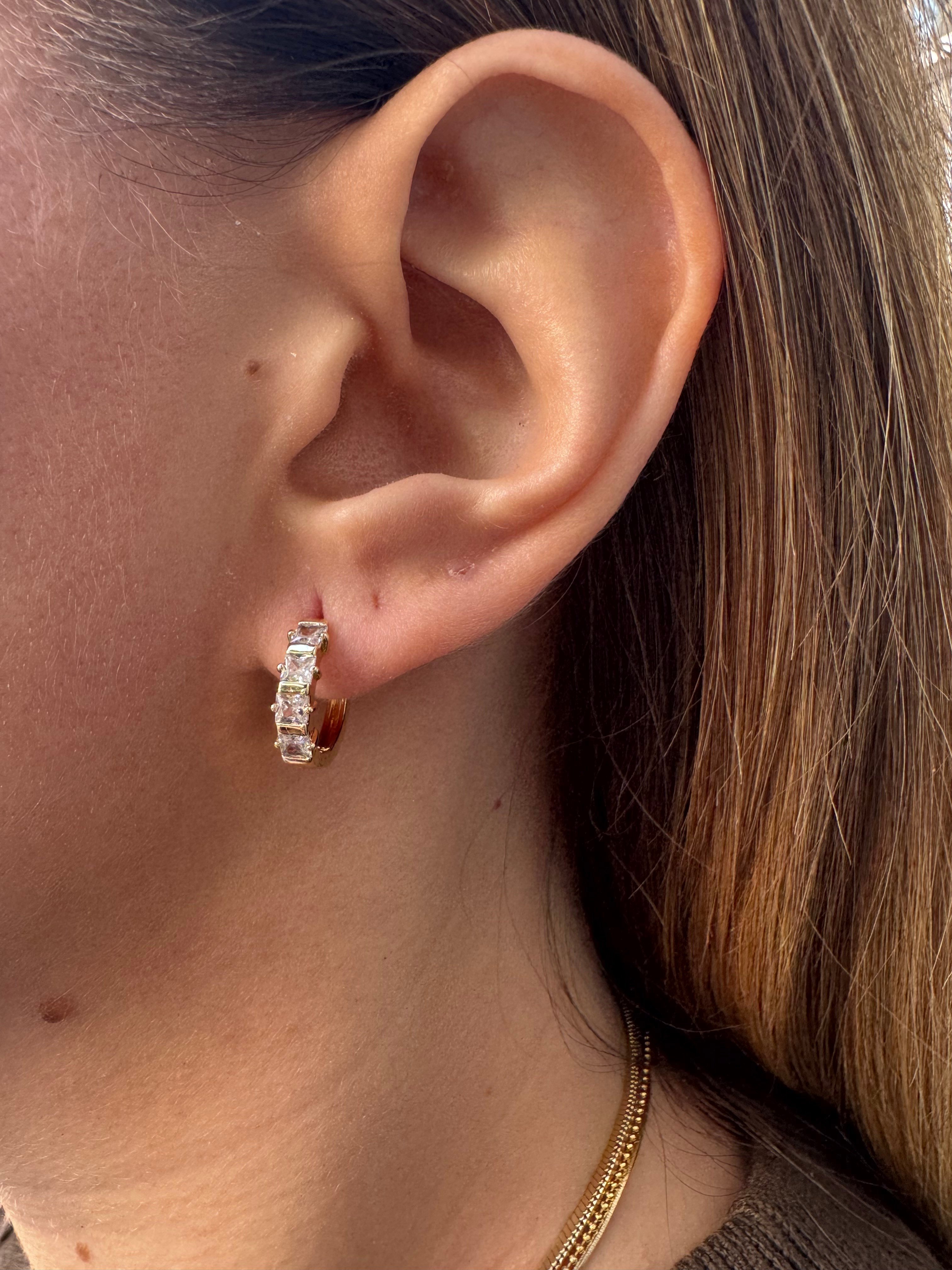 14K Gold Tone Kararmaz Çelik Taşlı Halka Küpe – Parlak Zirkon Taşlı