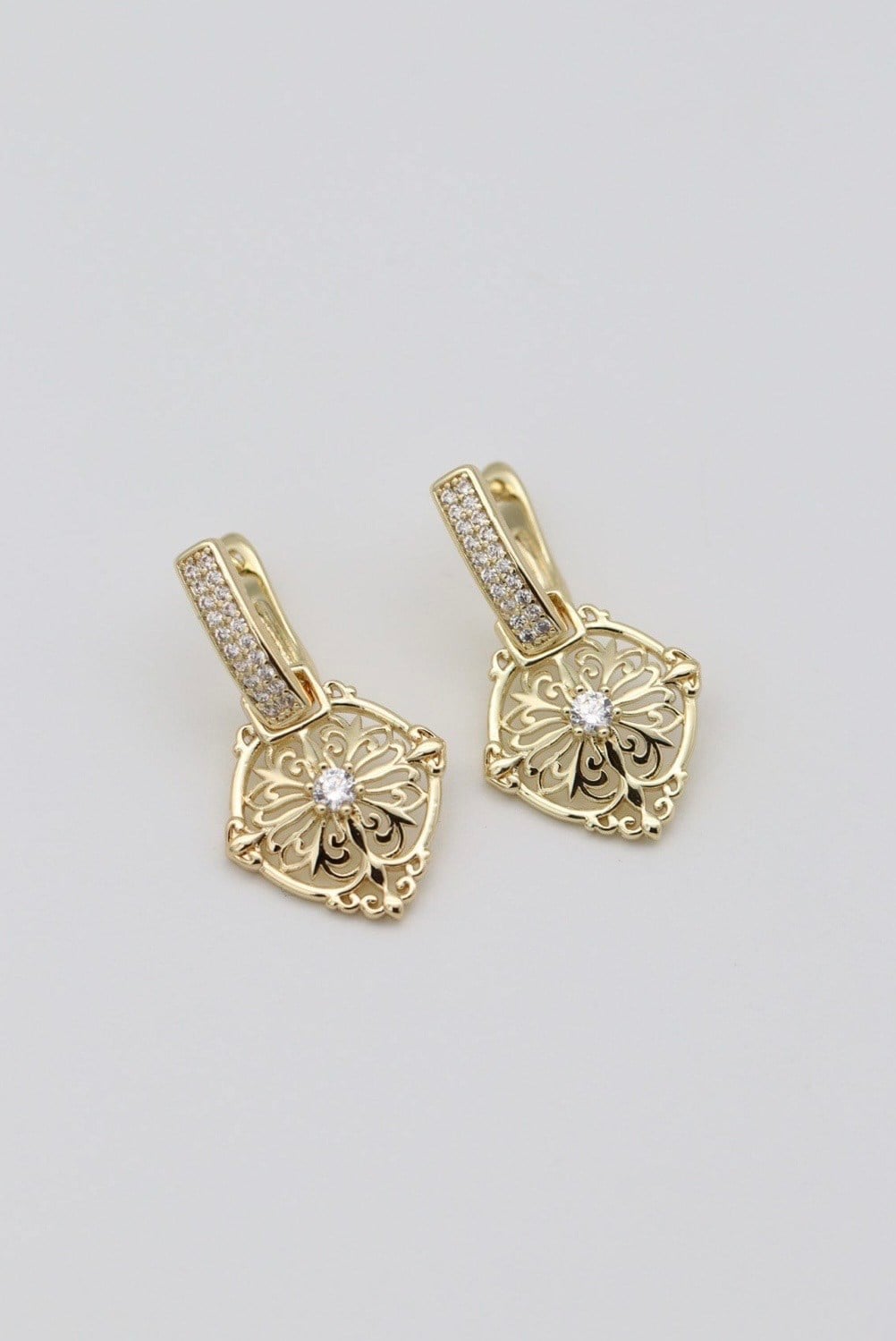 30 MM Çiçek Motifli Taş Detaylı Gold Çelik Küpe 