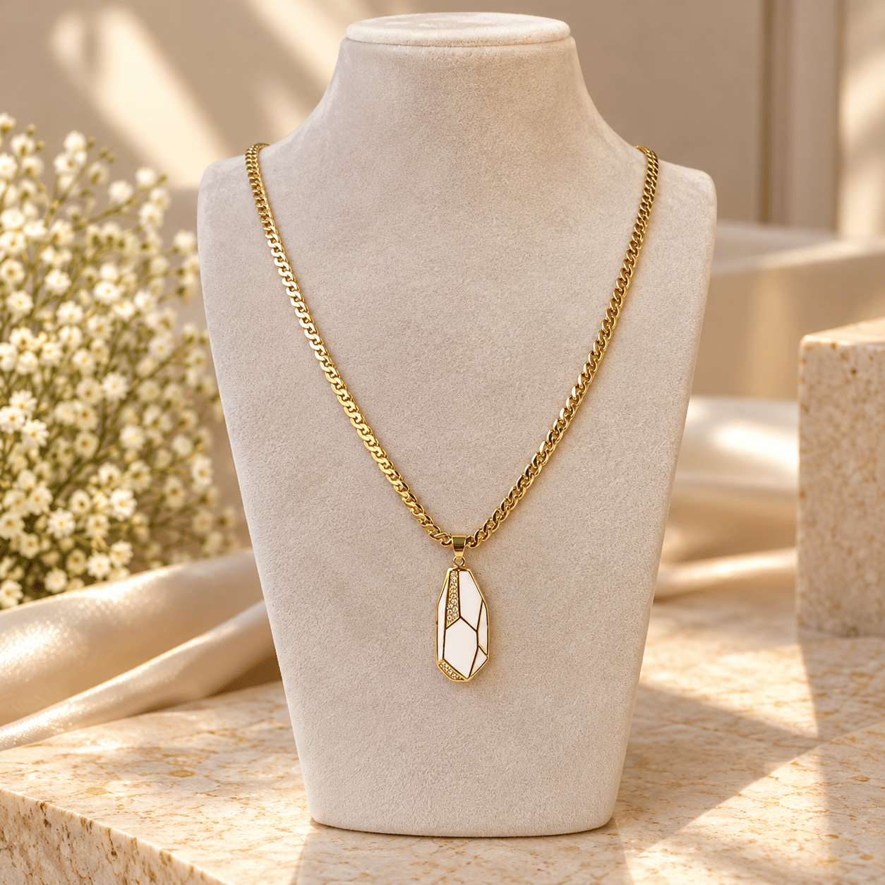 Beyaz Mine Detaylı Gold Çelik Kolye – 70 cm