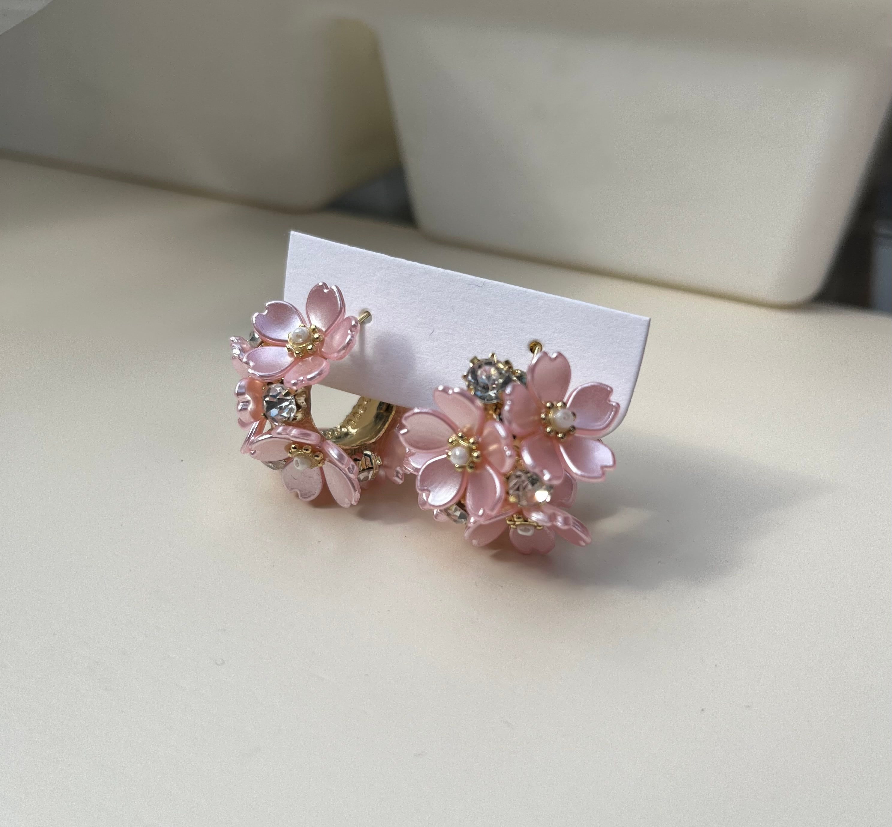 Flora Bahar Çiçeği Taşlı 14K Çelik Halka Küpe – Pembe & Sedef Beyaz Renk Seçenekli