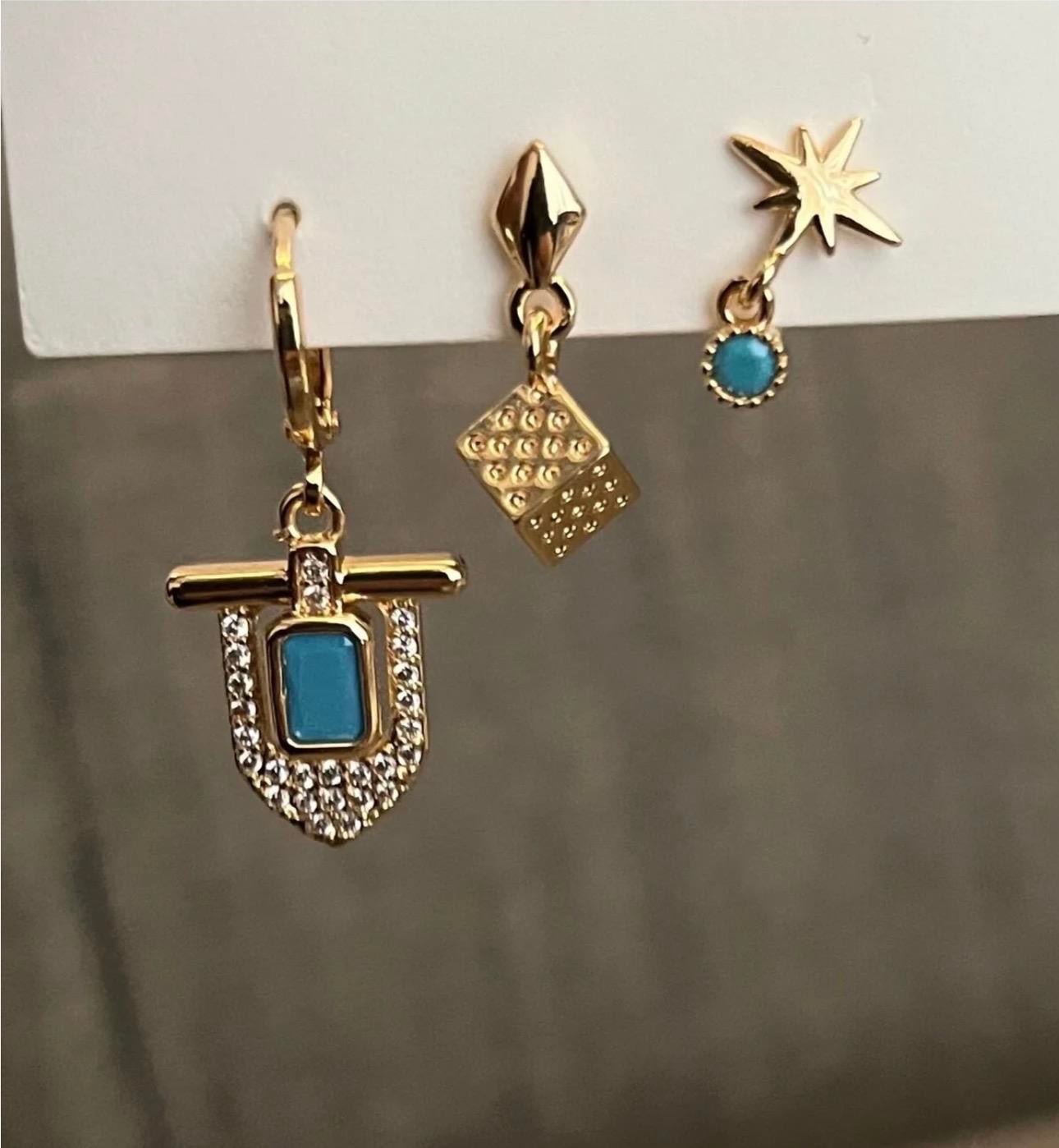 Gold Renkli Çelik Asimetrik Küpe Seti – Mavi Taşlı Yıldız ve Küp Detayları