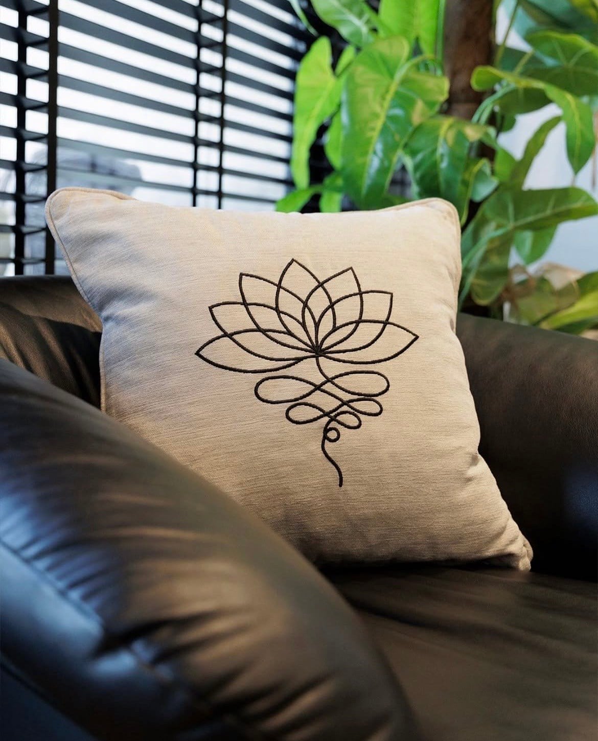 Minimal Lotus Nakışlı Duck Keten Kırlent Kılıfı 45x45 – Doğal Şık Tasarım
