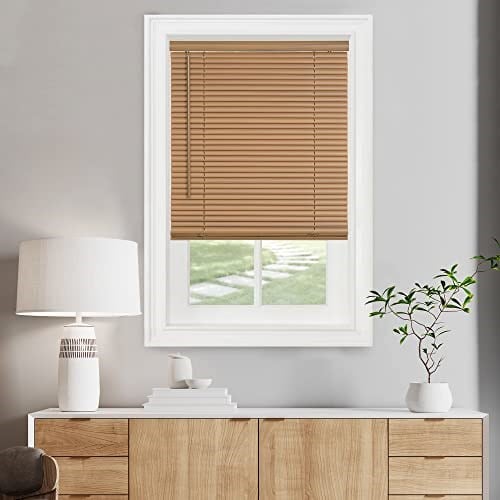 Akülü Işık Filtreleme Mini Kör - 90,7 cm Genişlik, 172 cm Uzunluk, 2,5 cm Çıta Boyutu - Ahşap Tonluk - Akülü GII Morningstar Yatay Pencere Panjurları Achim Home Decor tarafından