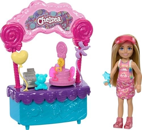 Barbie Chelsea'nin Şeker Dükkanı Oyun Seti Barbie Chelsea ve lolipop standı, aksesuarlar içeren 10 parçalık oyun seti HRM07