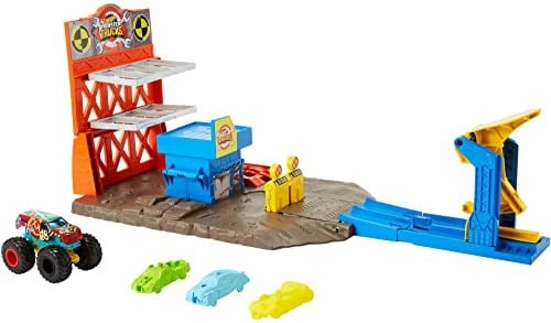 Hot Wheels Monster Trucks Patlama İstasyonu Oyun Seti ve 1 adet 1:64 ölçekli HW Demo Derby ile 3 adet parçalanabilen araba, fırlatıcı, efsane ezme ve çarpma eğlencesi, 4-8 yaş HFB12
