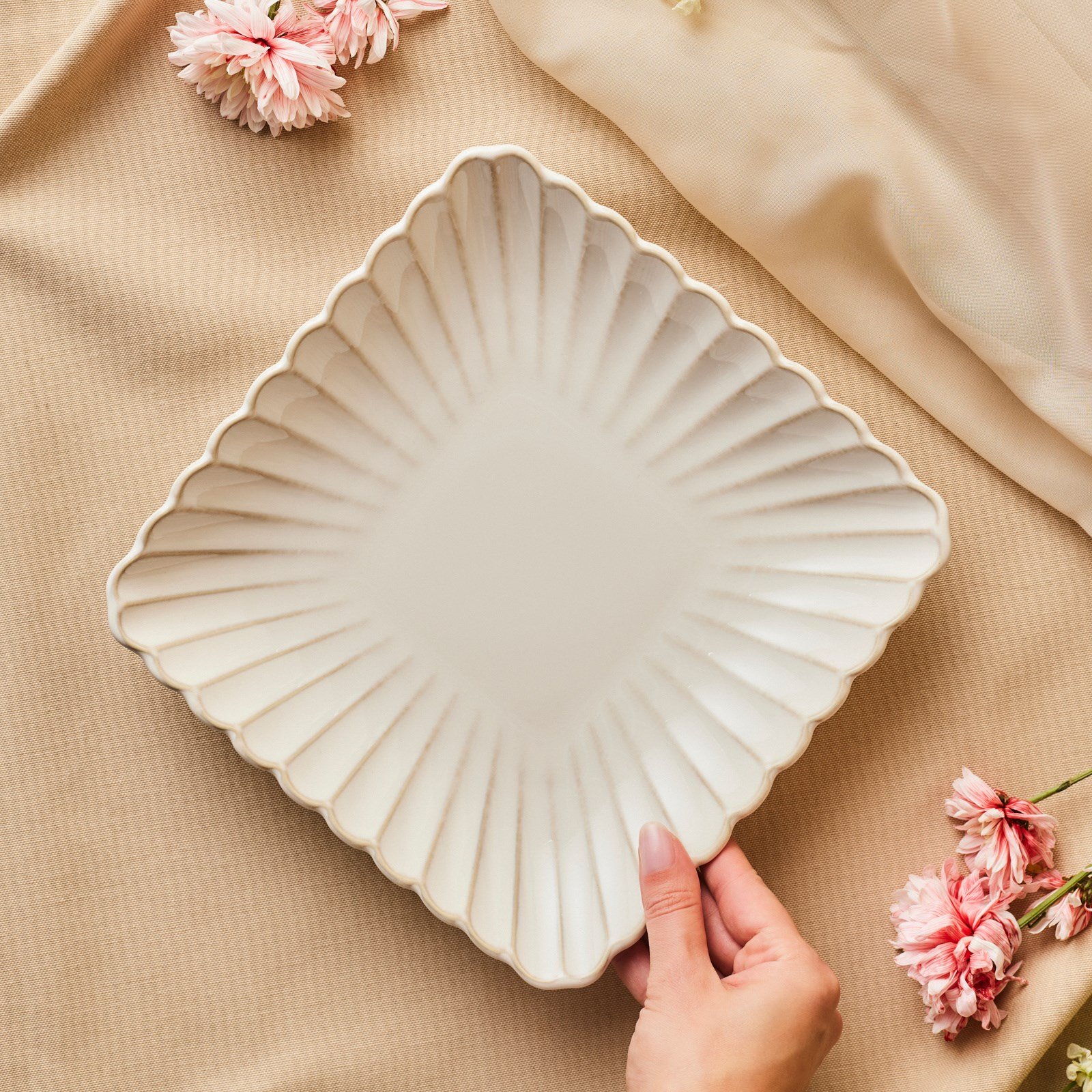 Karaca Daisy Kare Çukur Tabak 22,5 cm