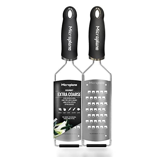 Microplane mutfak rendesi çok kaba patates, kabak, havuç, elma, lahana ve peynir için paslanmaz çelik bıçaklı, siyah renkte, ABD'de üretilmiştir