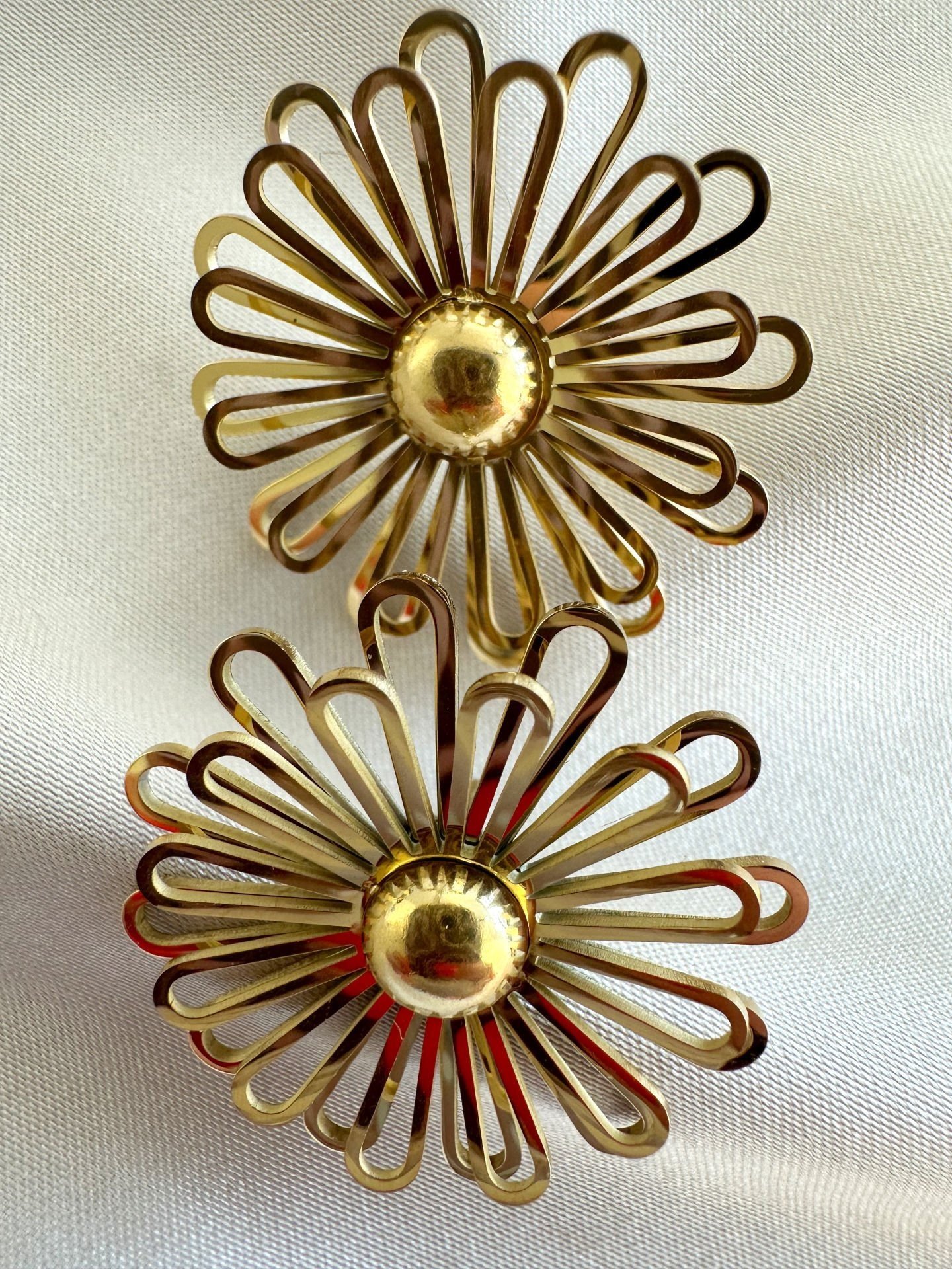 Çelik Kabartmalı Çiçek Küpe