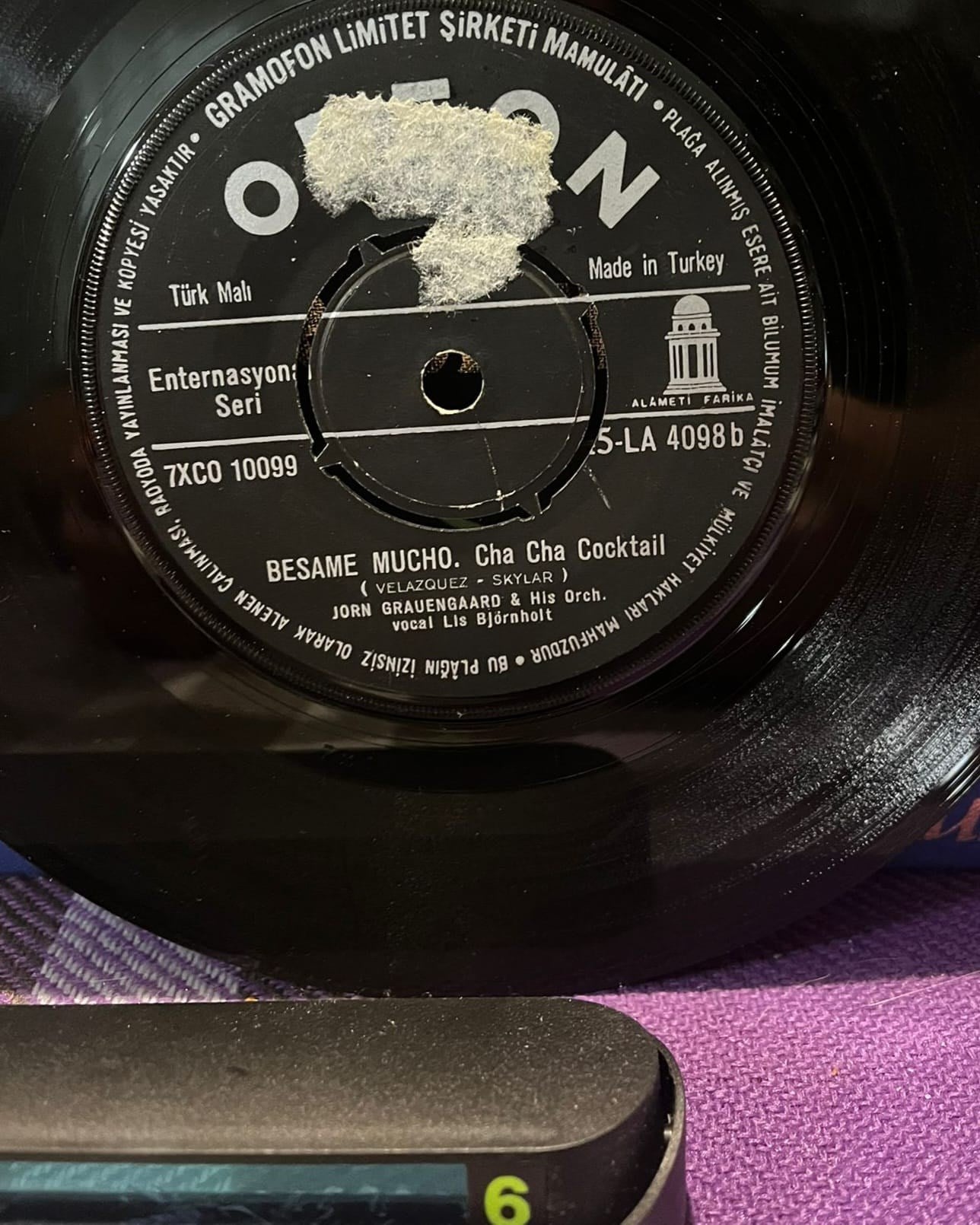 Jørn Grauengaard & His Orch. Vocal: Lis Björnholt - Sweet And Gentle / Besame Mucho (Odeon - 45-LA 4098)