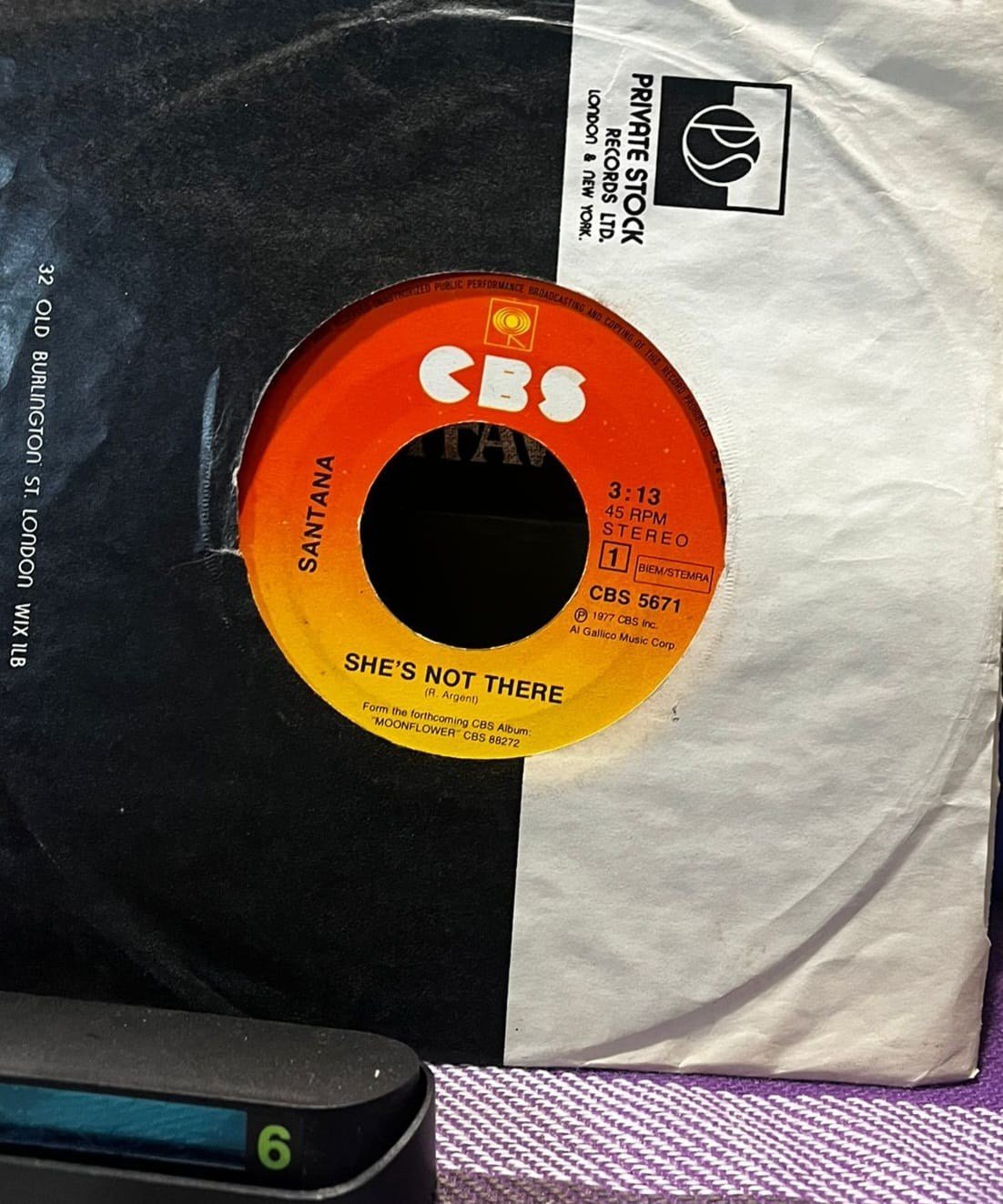 Santana - She's Not There / Zulu (1977) 7