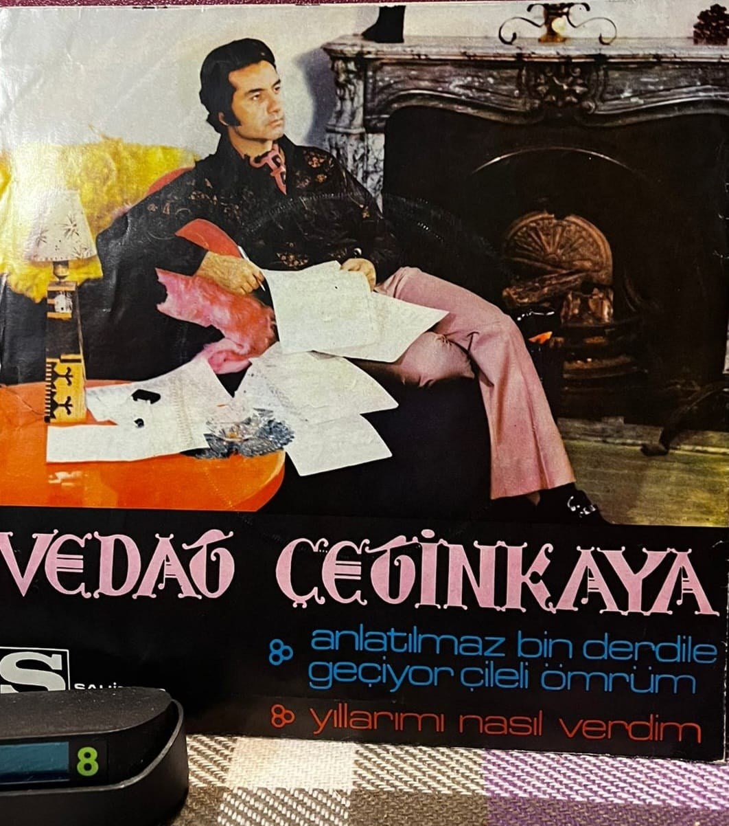 Vedat Çetinkaya - Anlatılmaz Bin Derdile Geçiyor Çileli Ömrüm / Yıllarımı Nasıl Verdim (45'lik Plak)