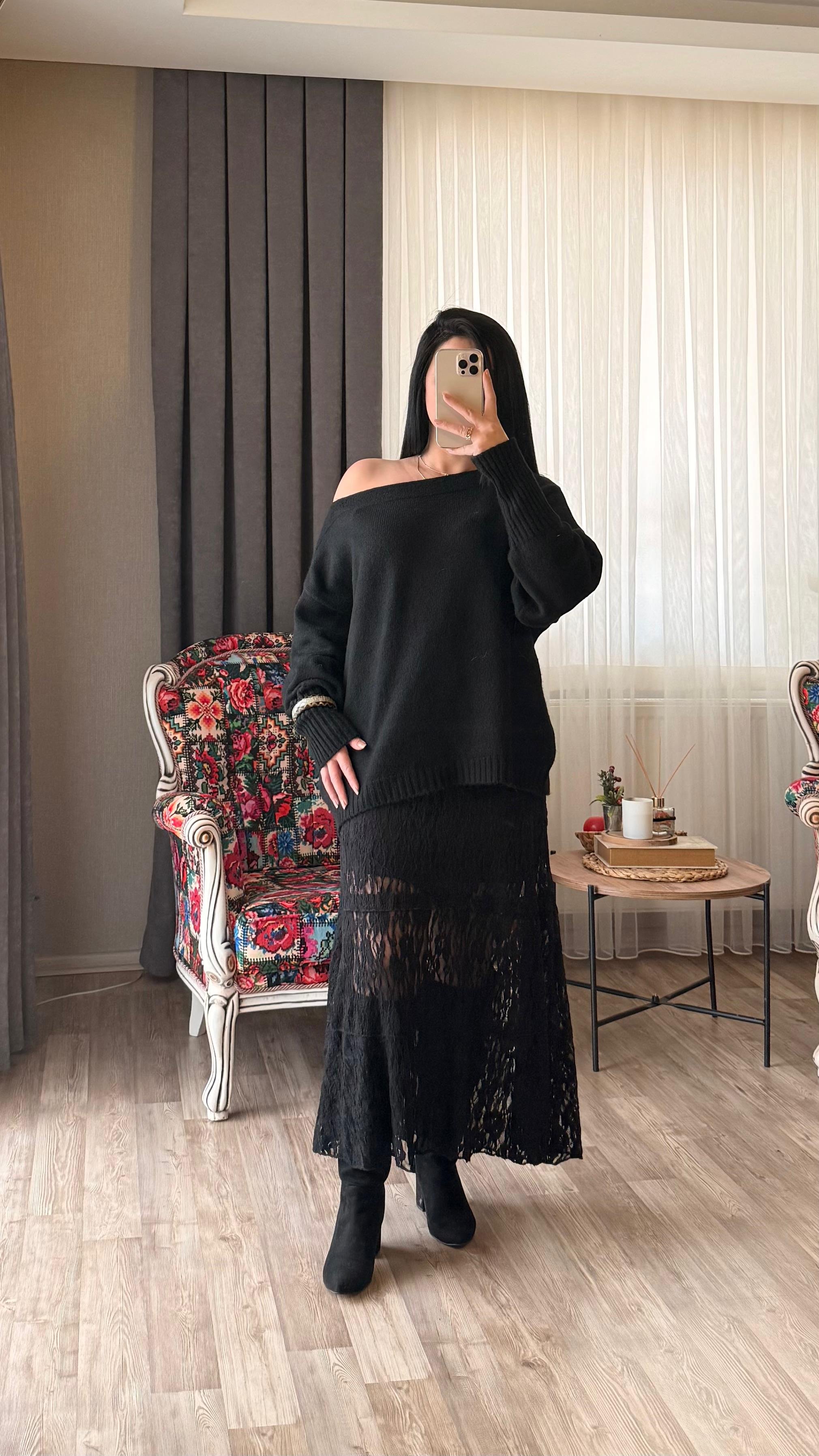 Siyah Kayık Yaka Triko