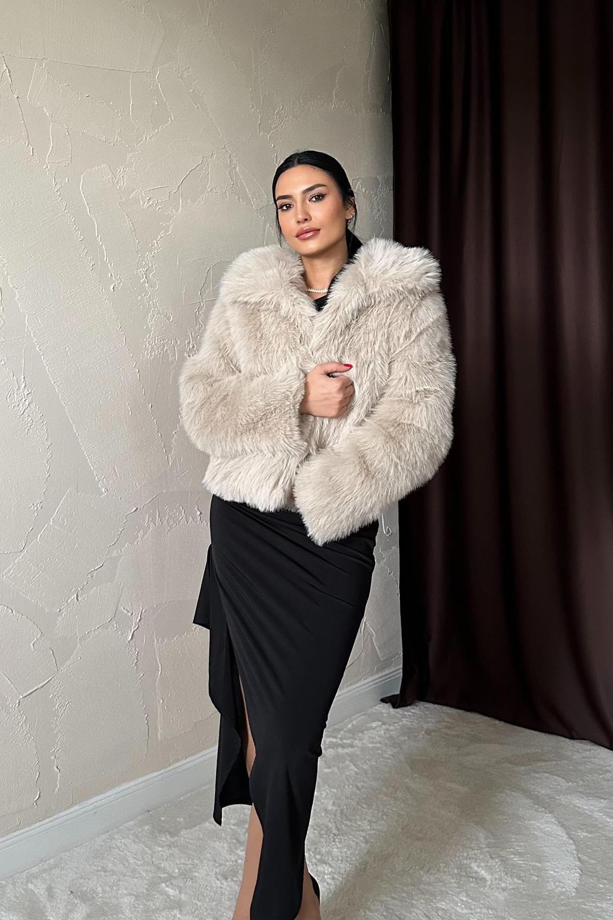 Bej Kürklü Kısa Manto