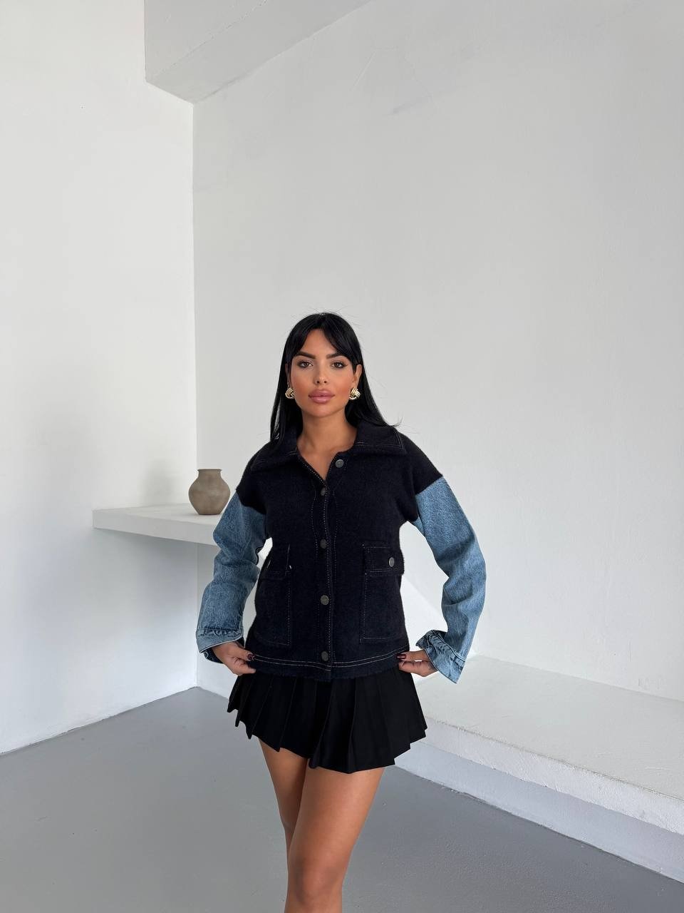 Denim Kol Detaylı Kontrast Ceket – Güçlü Stil, Net Duruş