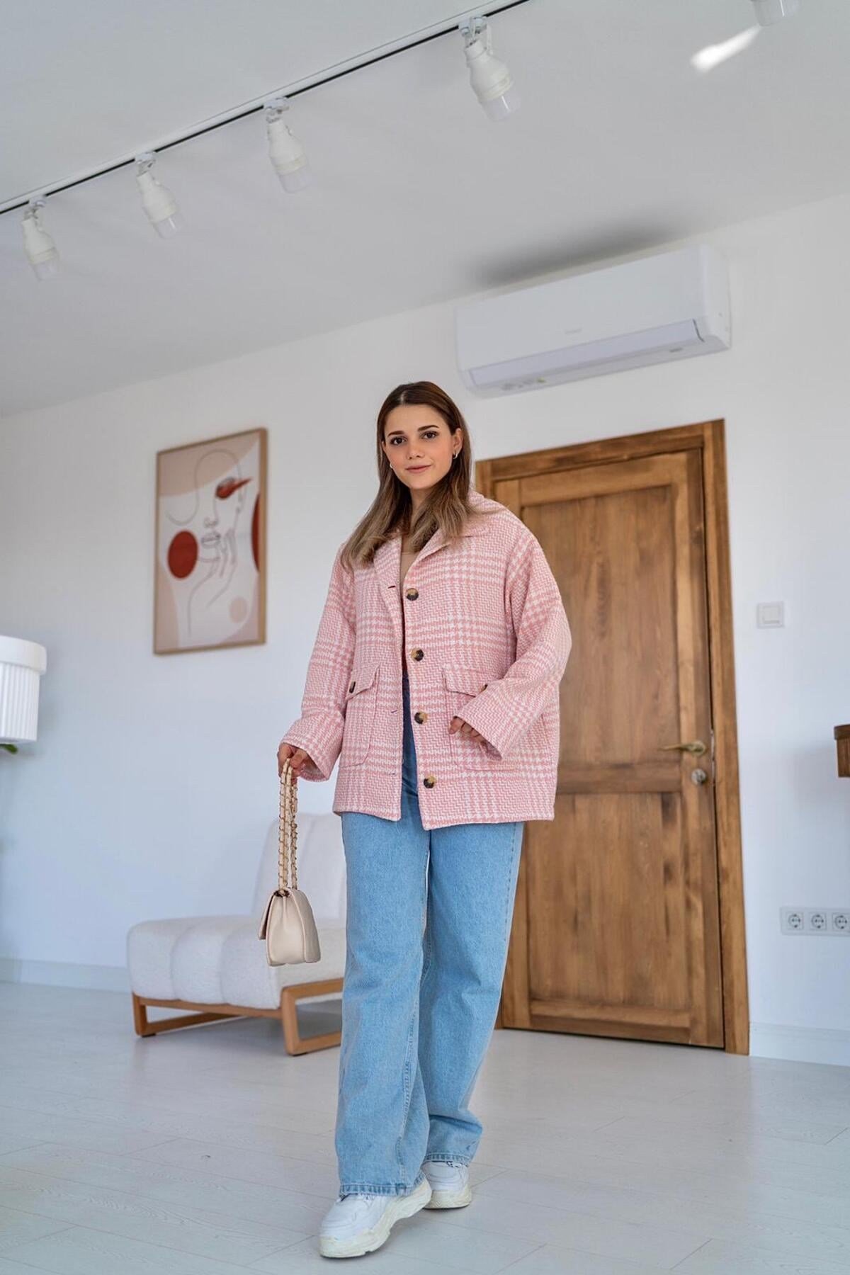 Pembe Düğmeli Ekoseli Kaban