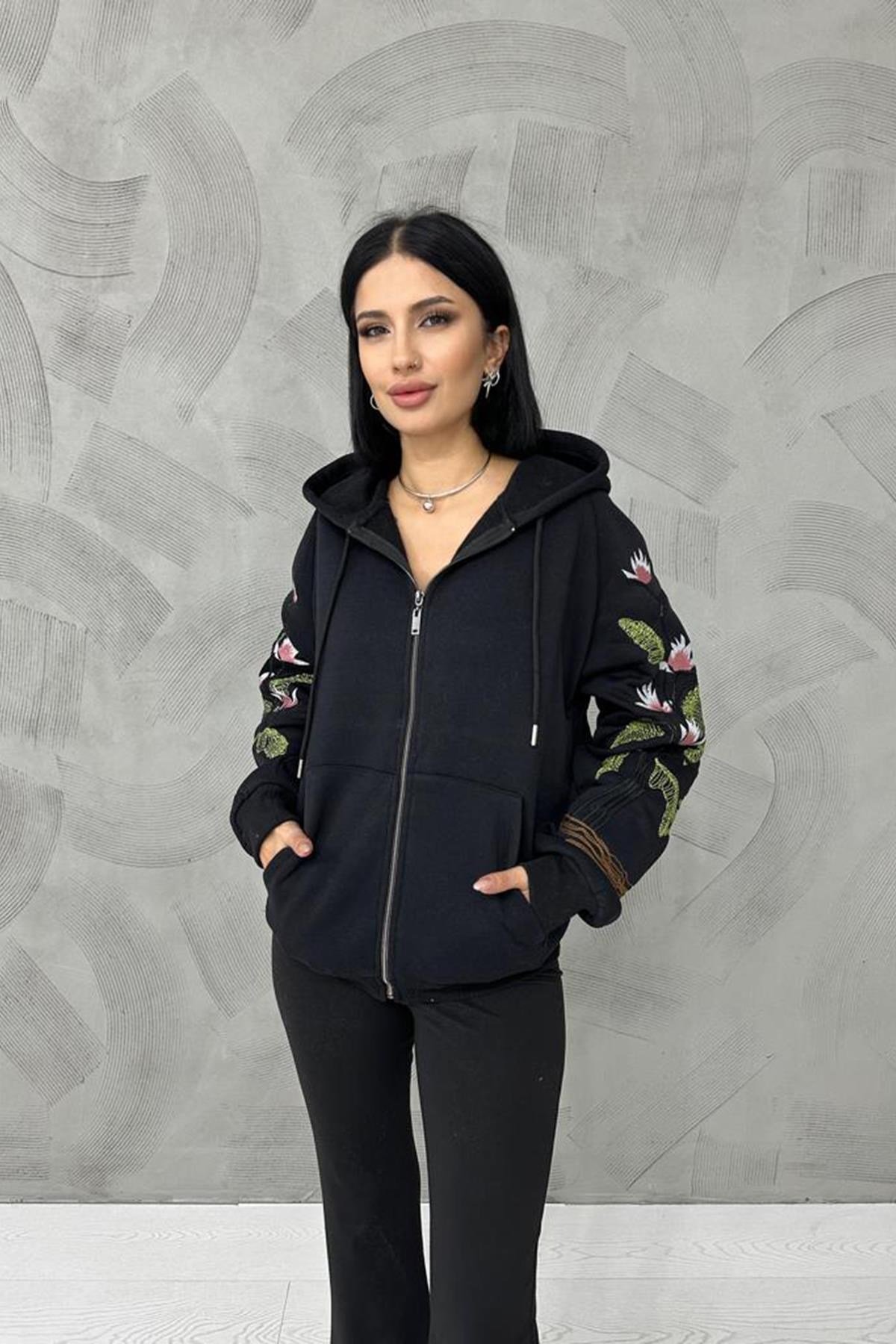 Siyah Nakışlı Sweatshirt