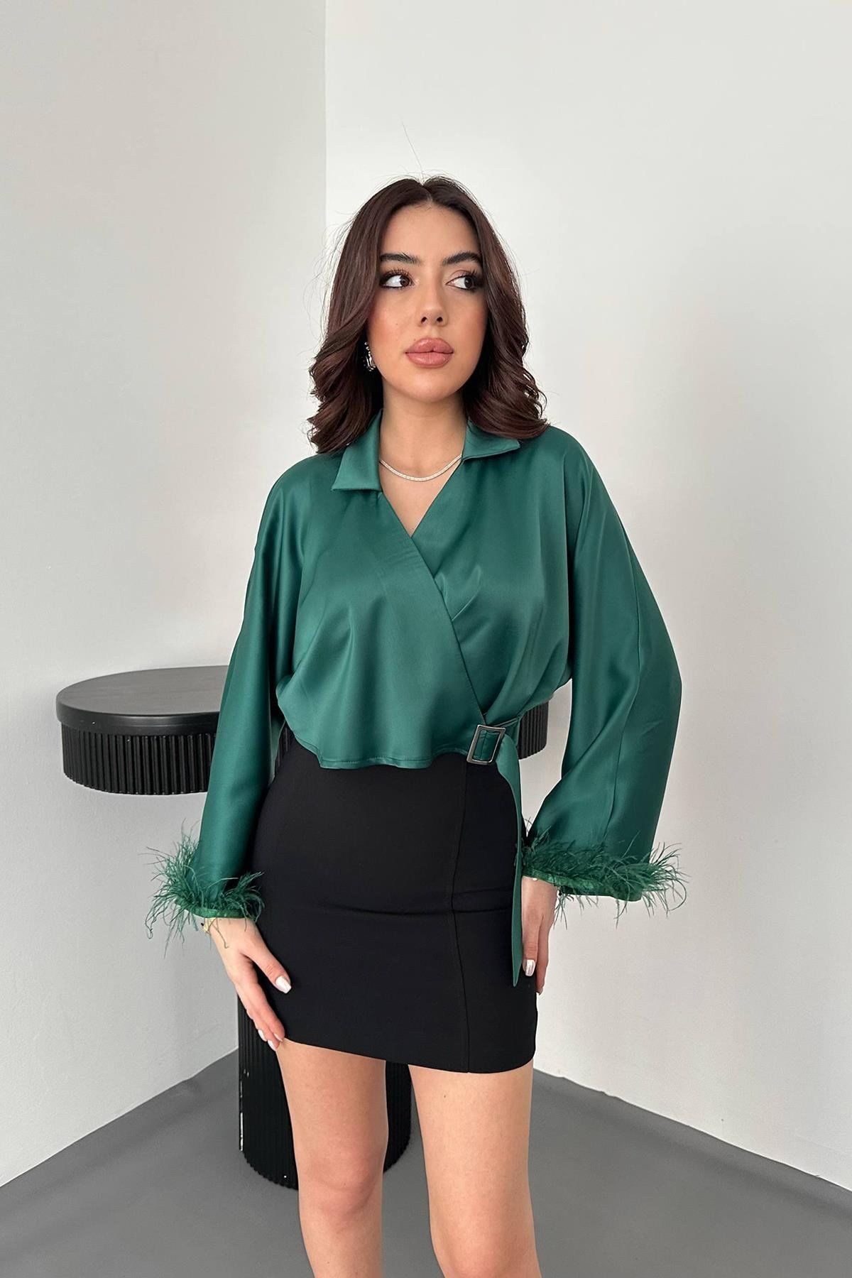 Toptan Zümrüt Kolları Tüylü Saten Crop
