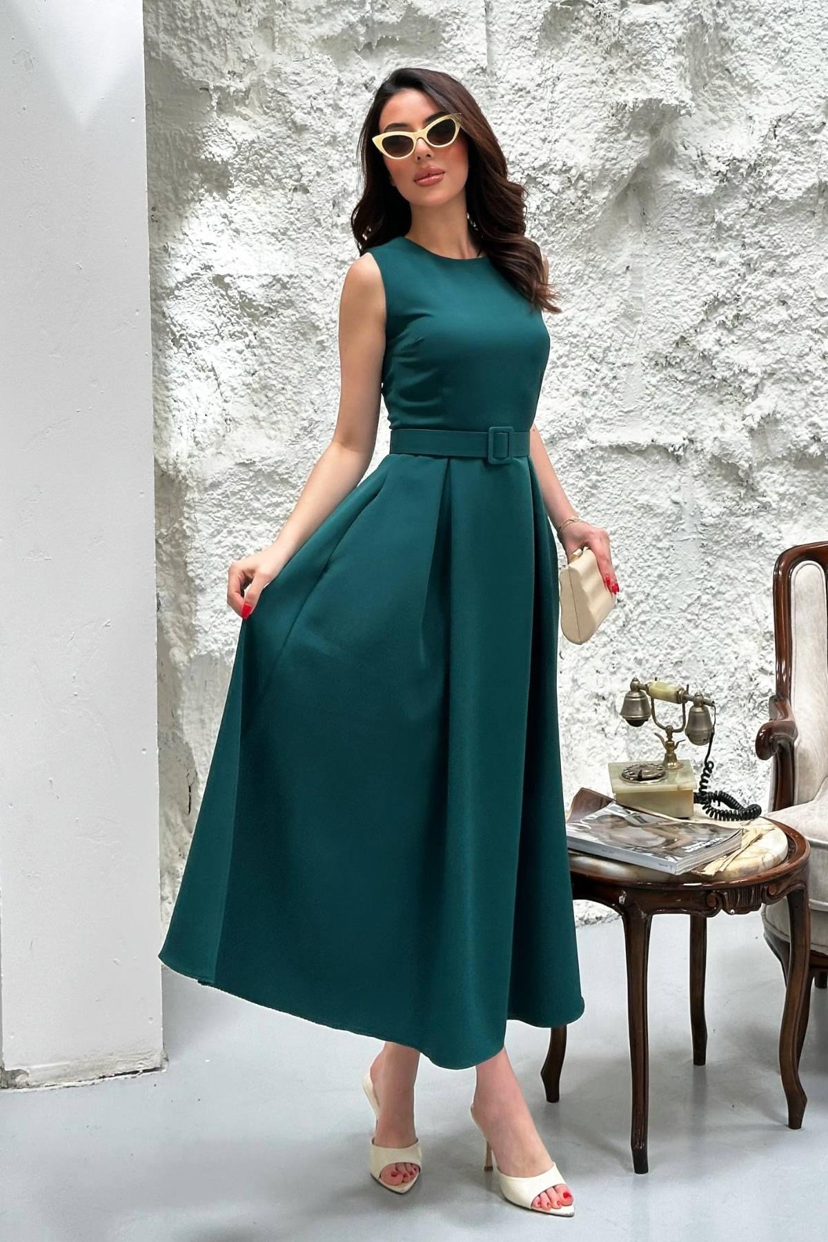 Zümrüt Halter Yaka Kloş Elbise