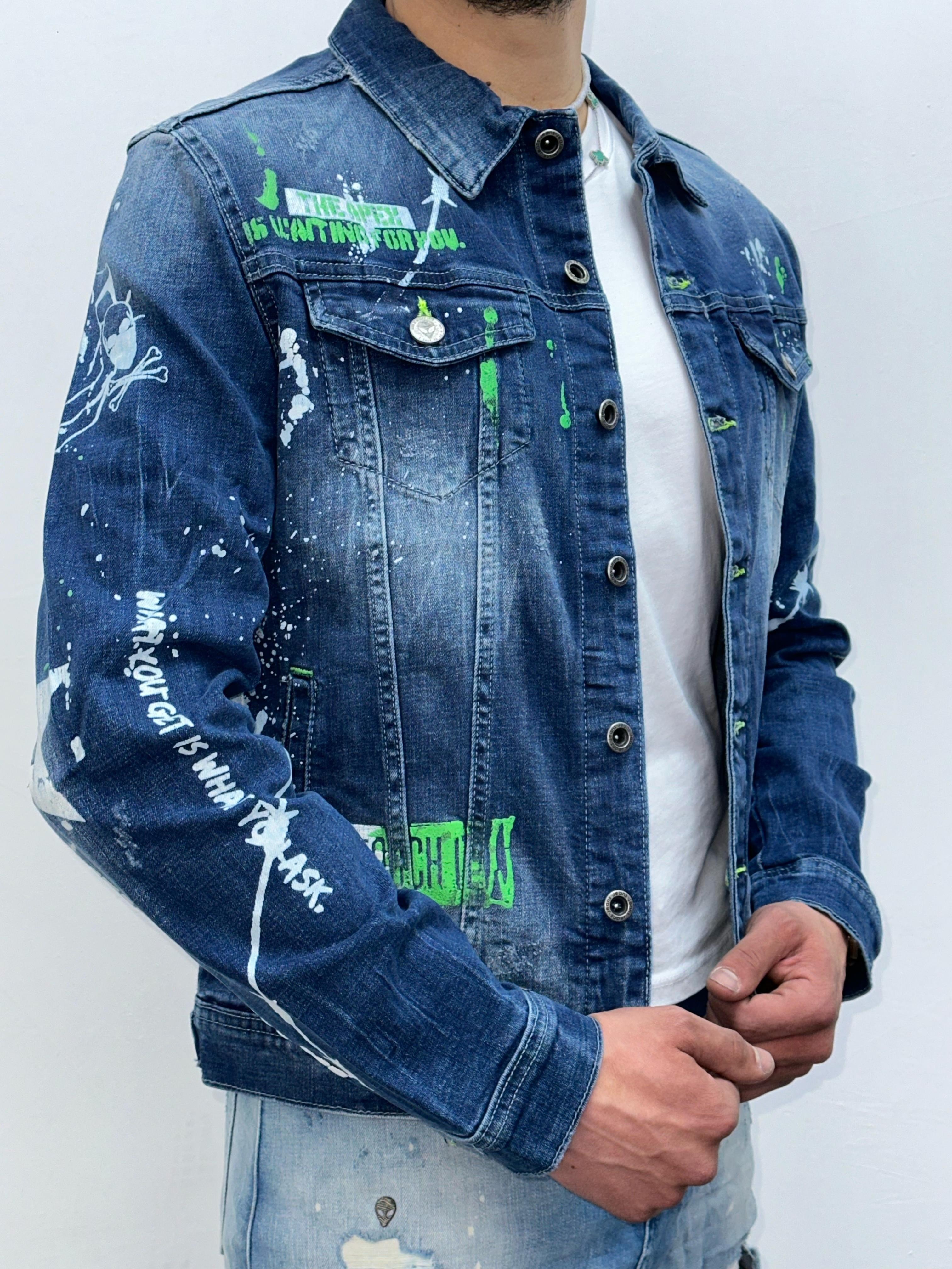 Erkek Mavi Yıpratılmış ve Neon Baskılı Denim Ceket – Sokak Stili, Grafik Detaylı, Rahat Kesim