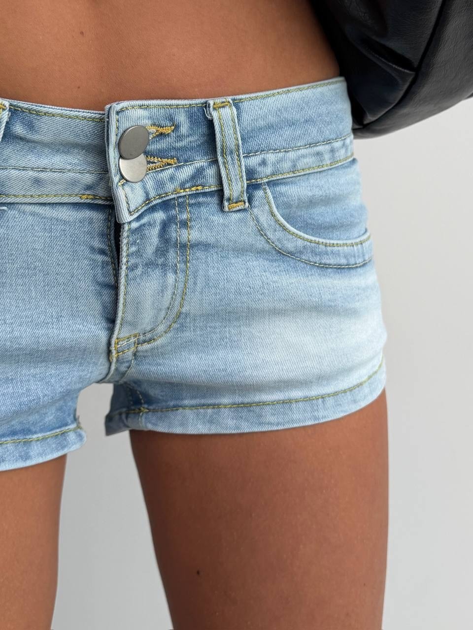 Kadın Düşük Bel Mini Denim Şort Arkası Kapaklı Cepli Kot Şort