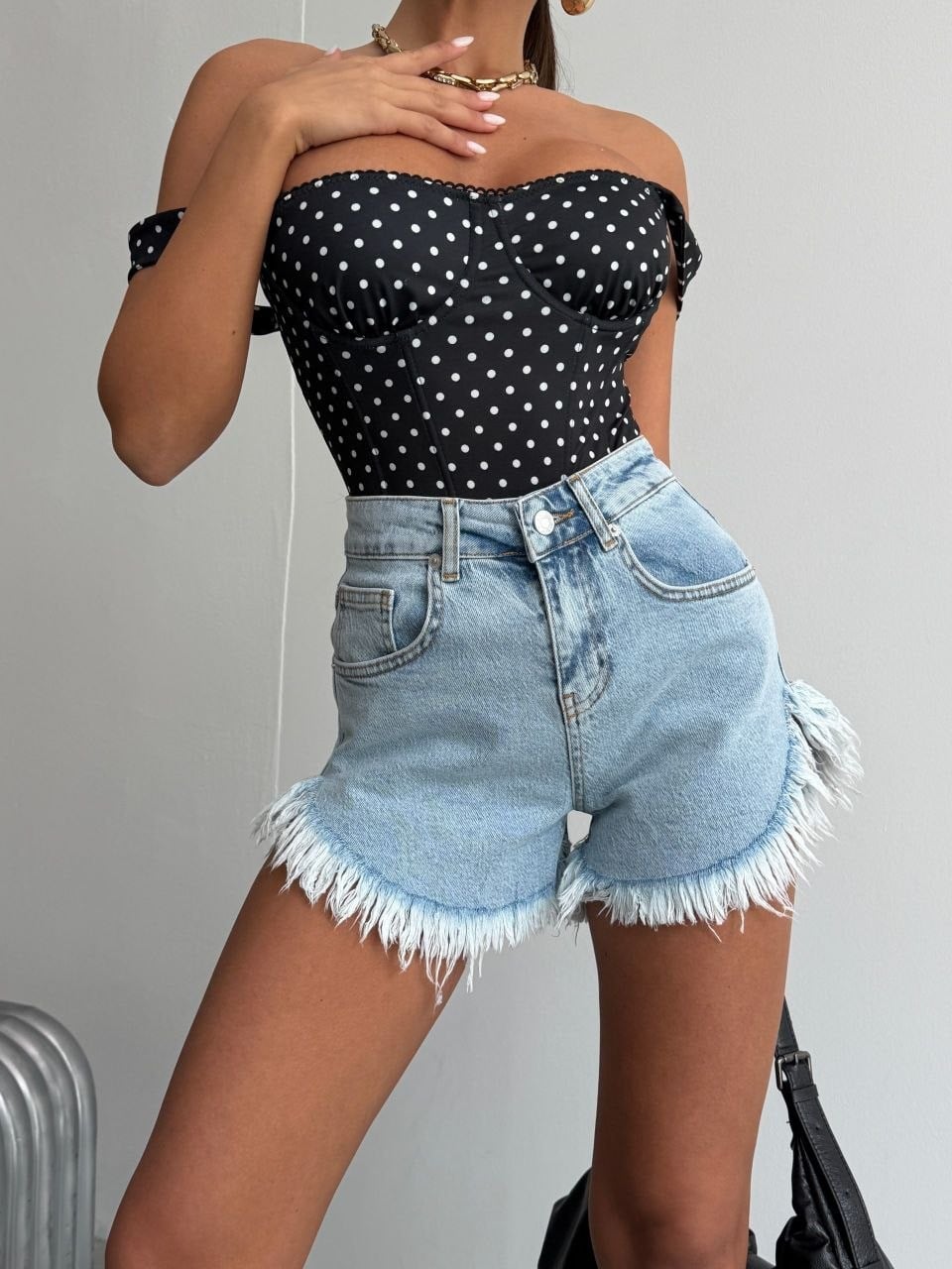 Kadın Yüksek Bel Püsküllü Jean Şort - Yanları Kavisli Yırtık Detaylı Denim Şort