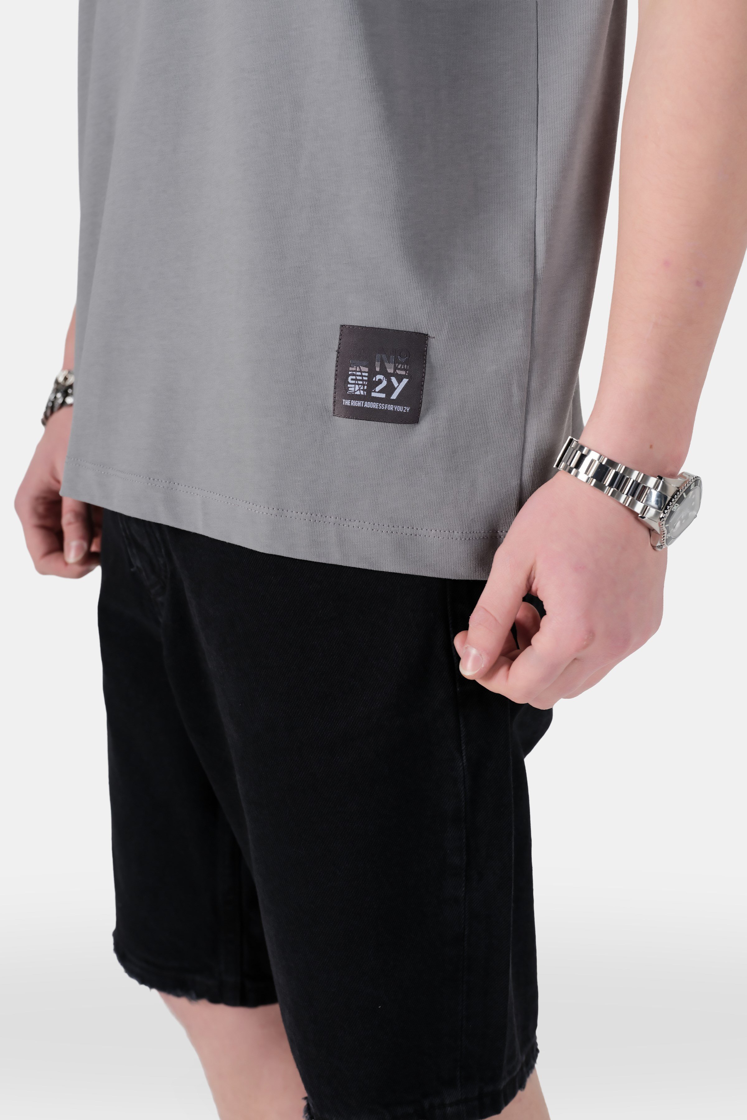 Yüksek Yakal Etiket Detaylı Tshirt