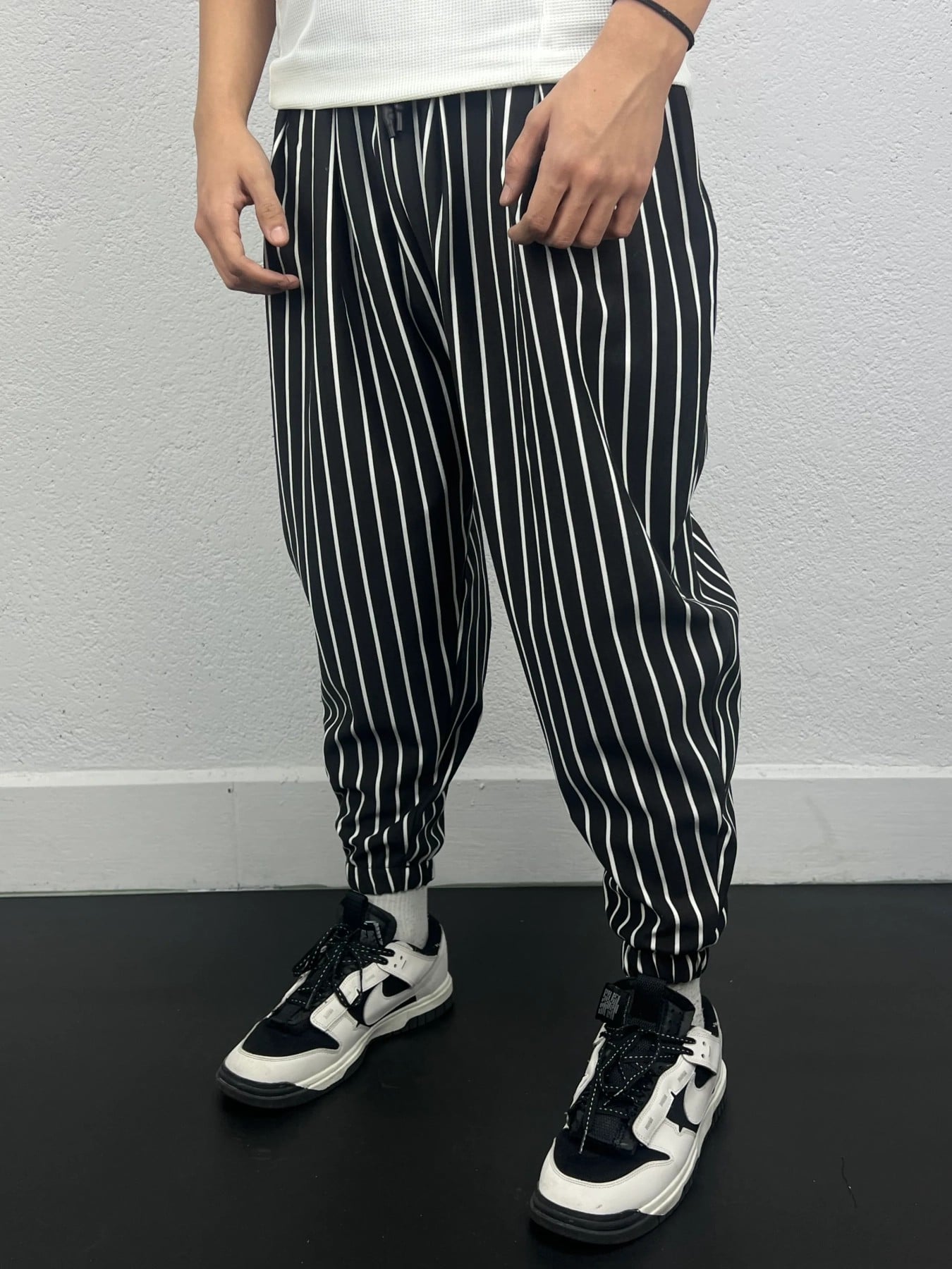 Erkek Siyah Beyaz Çizgili Beli ve Paçası Lastikli Bol Kesim Jogger Eşofman Altı HZL24S-MXC8989-189