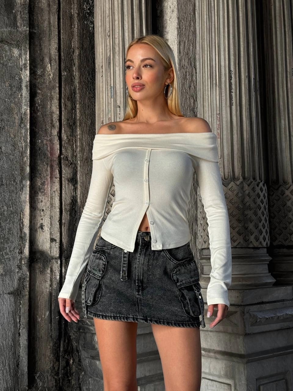 Kadın Beyaz Madonna Yaka  Düğme Detaylı Crop Bluz HZL25W-ZK11491