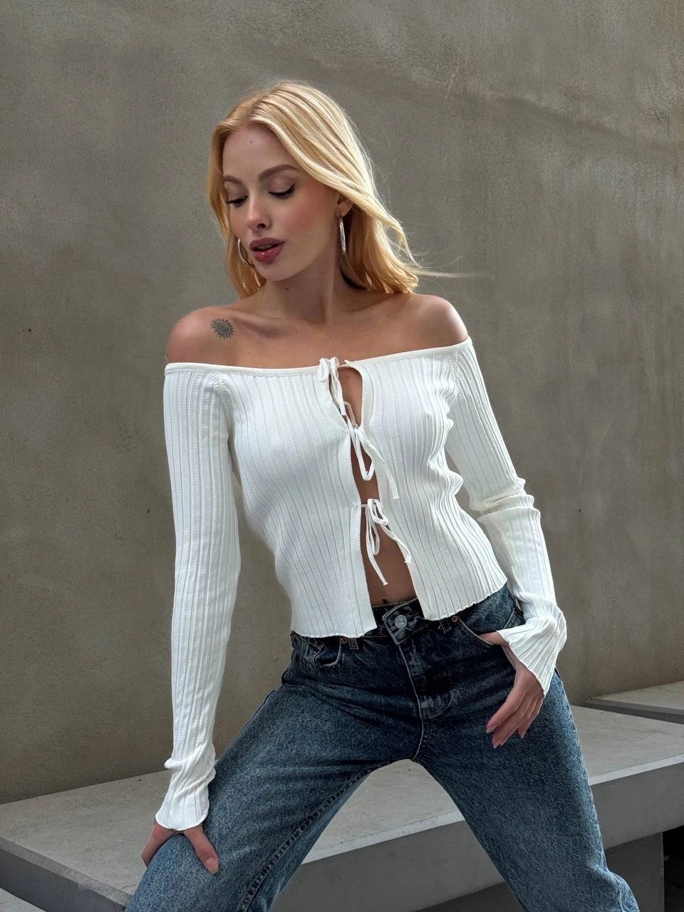 Kadın Beyaz Önden Bağlamalı Madonna Yaka Crop Bluz HZL25W-ZK10331
