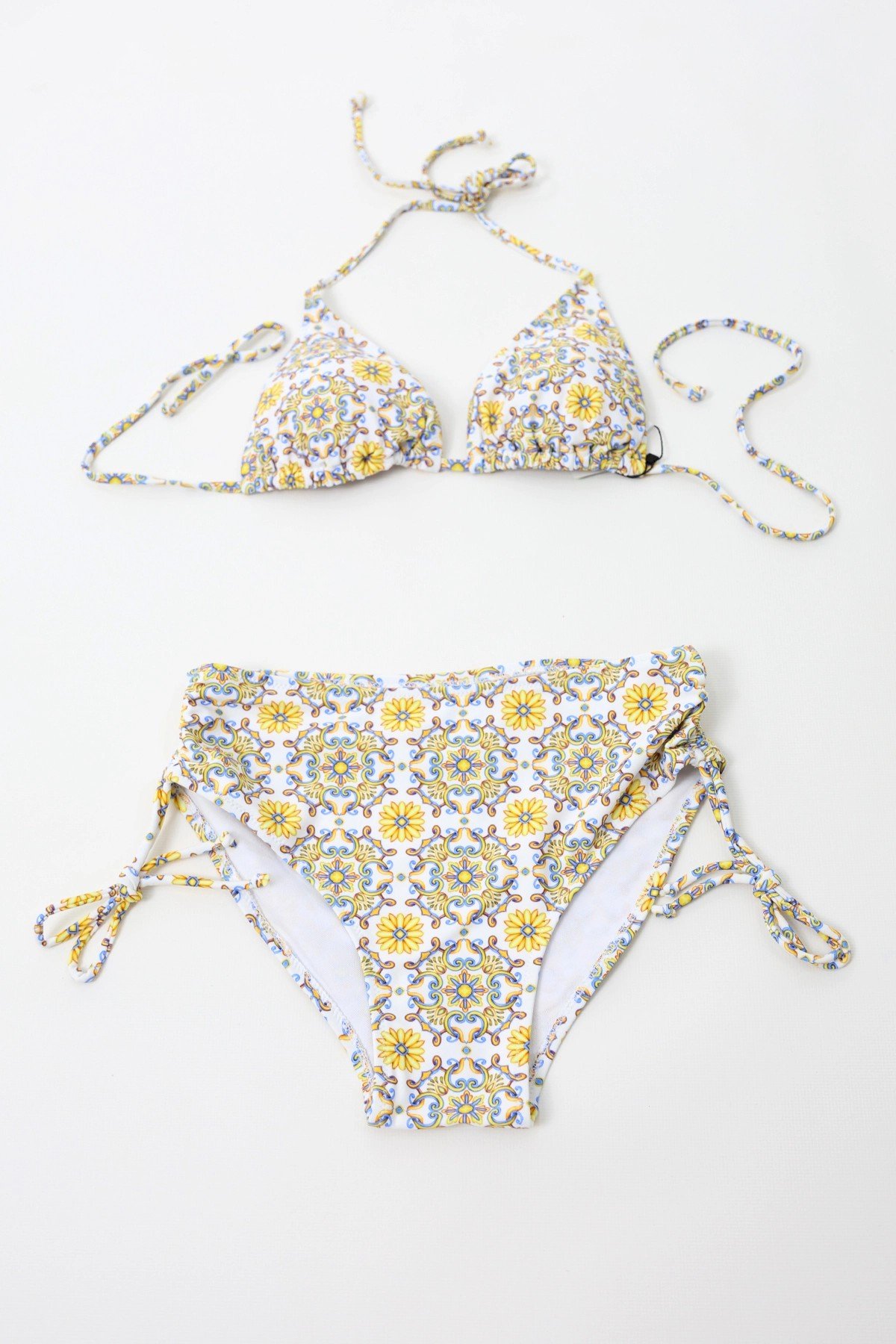 Kadın Beyaz Sarı Mavi Desenli Astarlı İp Bağlamalı Yüksek Bel Üçgen Bikini Takım HZL24S-LC3308