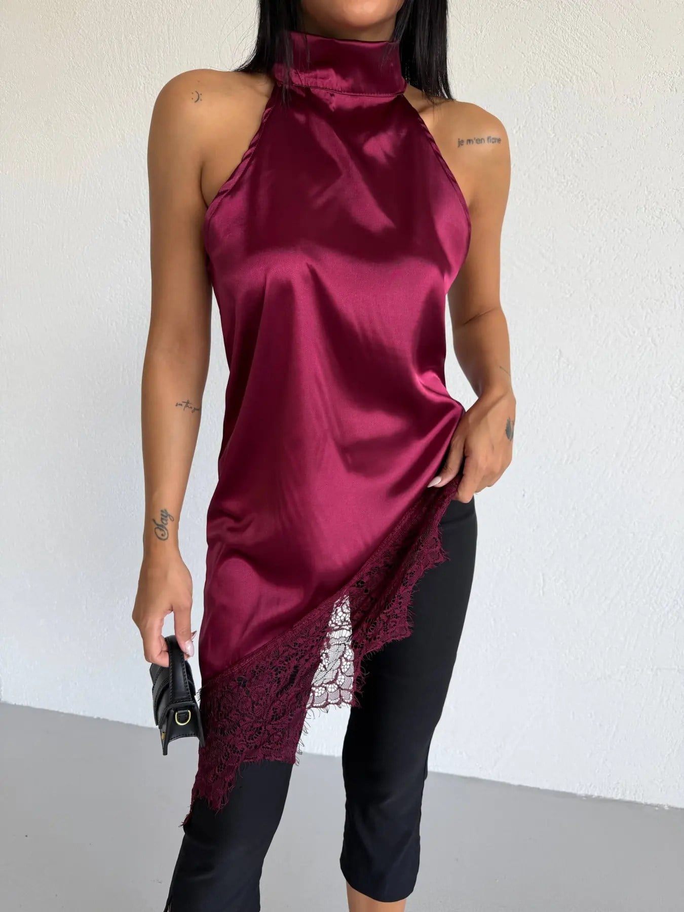 Kadın Bordo Halter Yaka Dantel İşlemeli Asimetrik Saten Bluz HZL26S-FRY123901