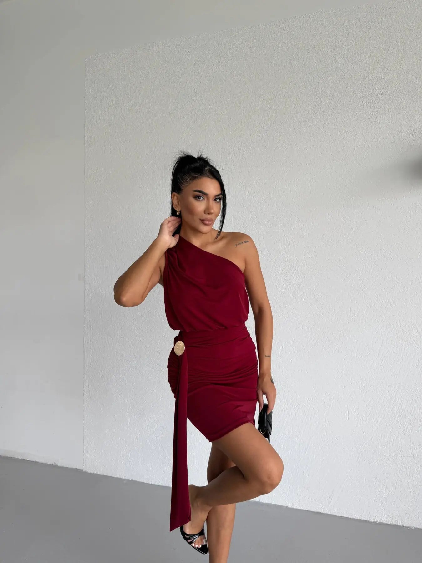 Kadın Bordo Tek Omuz Toka Detaylı Drapeli Sandy Kumaş Mini Elbise HZL26S-FRY123881