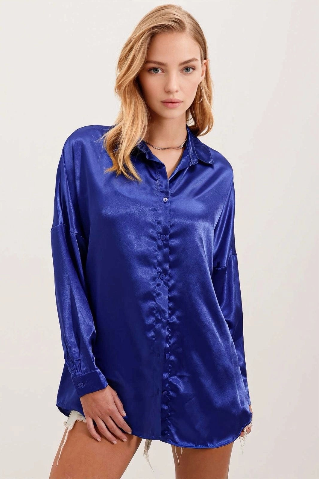 Kadın Canlı Mavi Oversize Dökümlü Saten Yüzeyli Gömlek HZL23S-BD139851