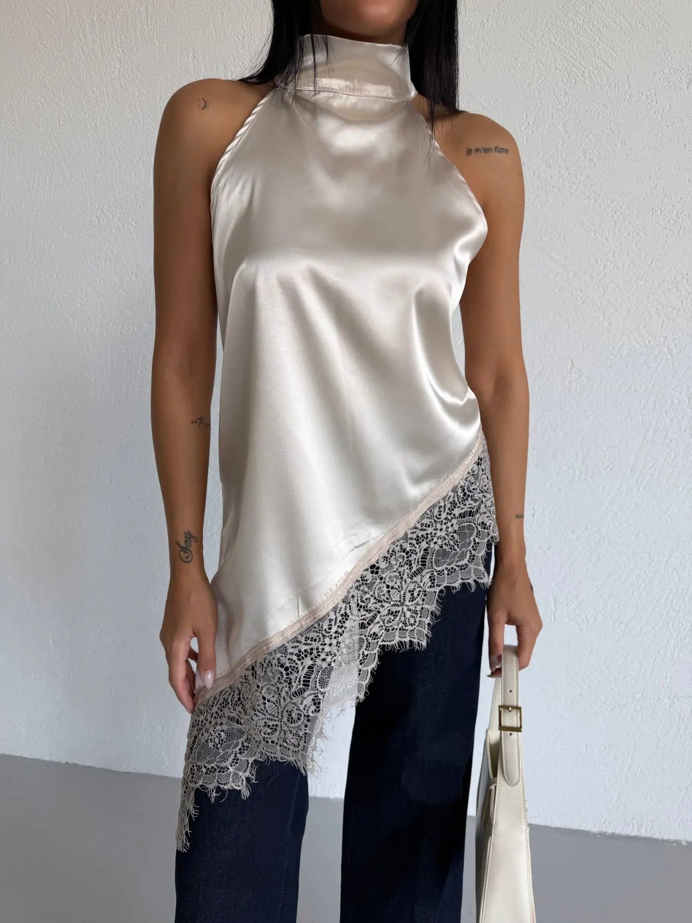 Kadın Krem Halter Yaka Dantel İşlemeli Asimetrik Saten Bluz HZL26S-FRY123901