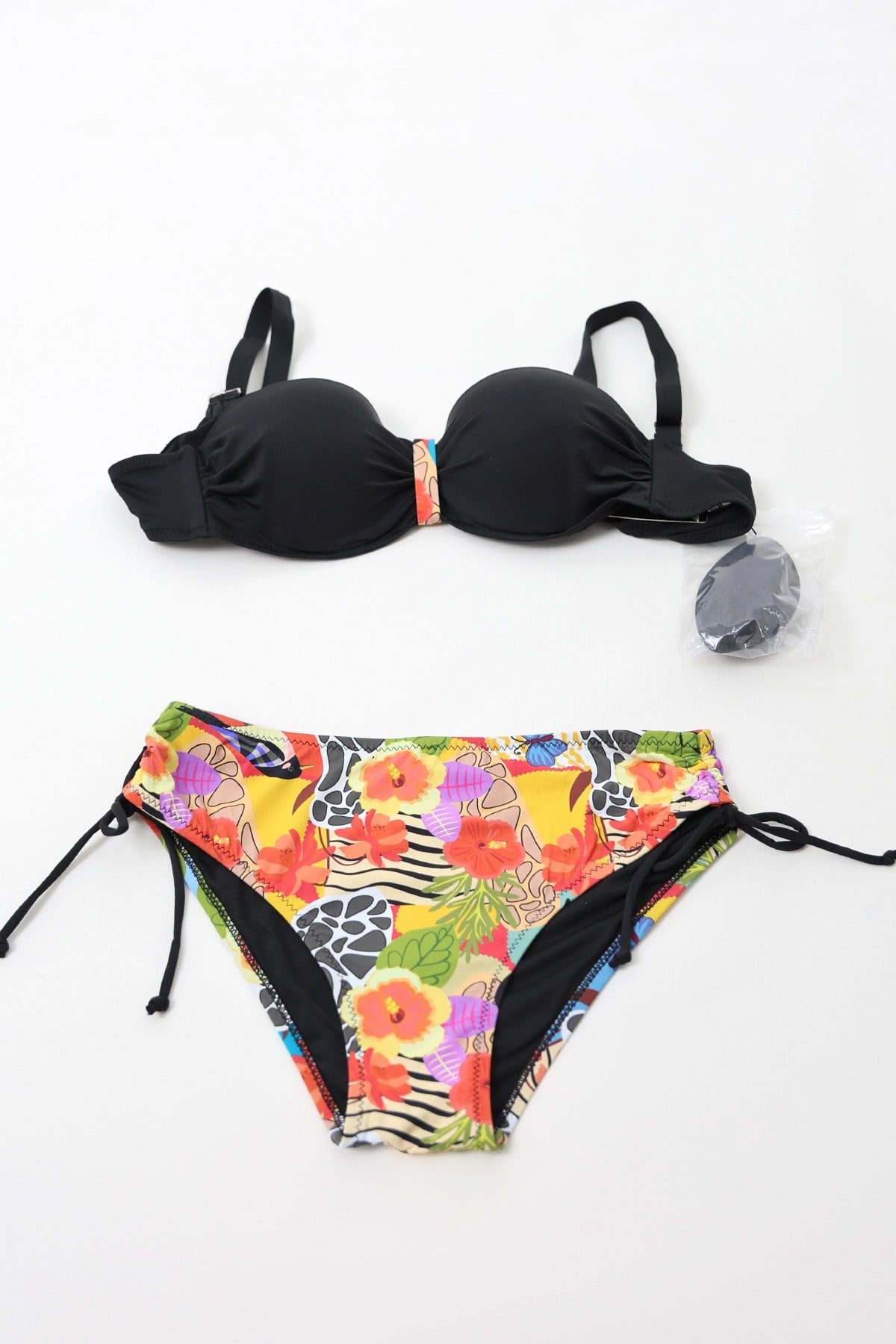 Kadın Siyah Çok Renkli Desenli Astarlı Üçgen Bikini Takım HZL24S-LC3336