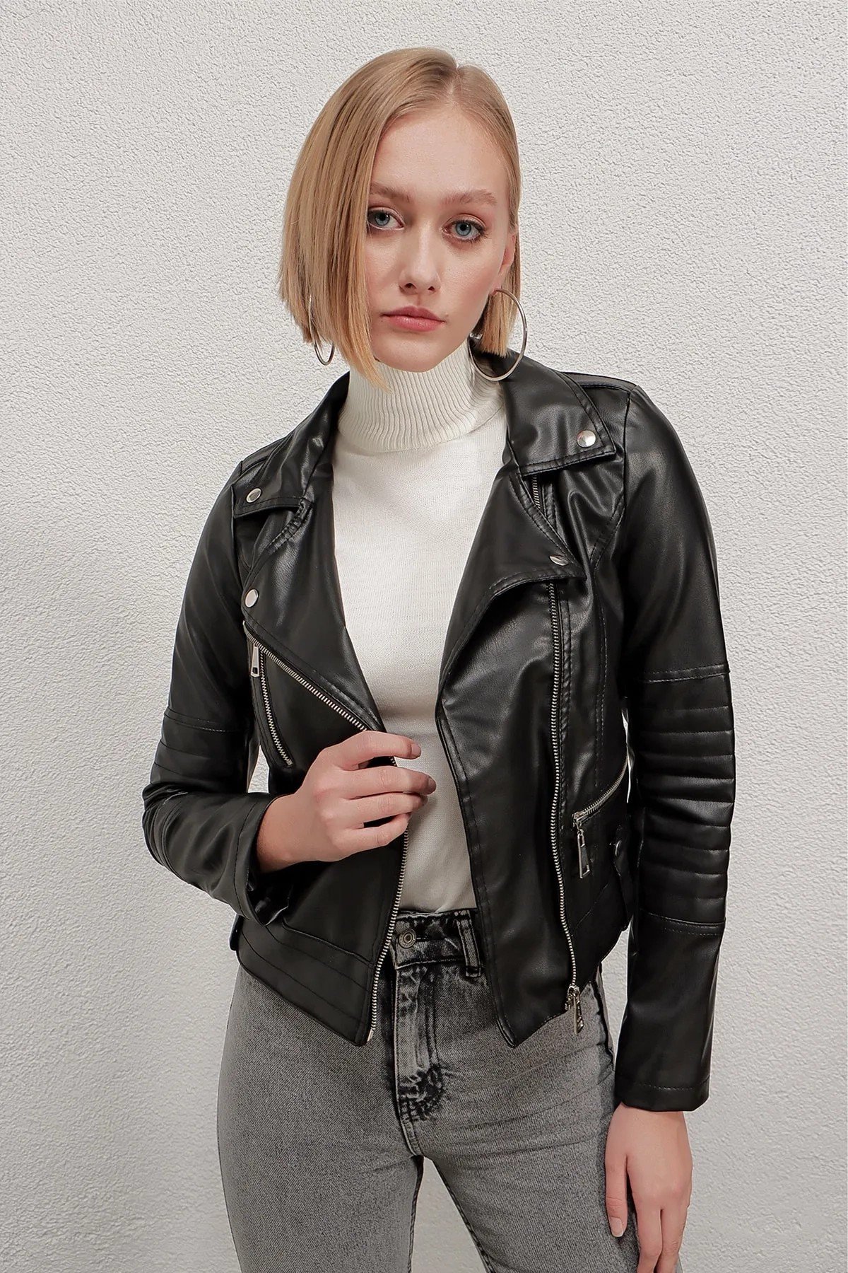 Kadın Siyah Kısa Suni Deri Astarlı Biker Ceket HZL22W-BD110251