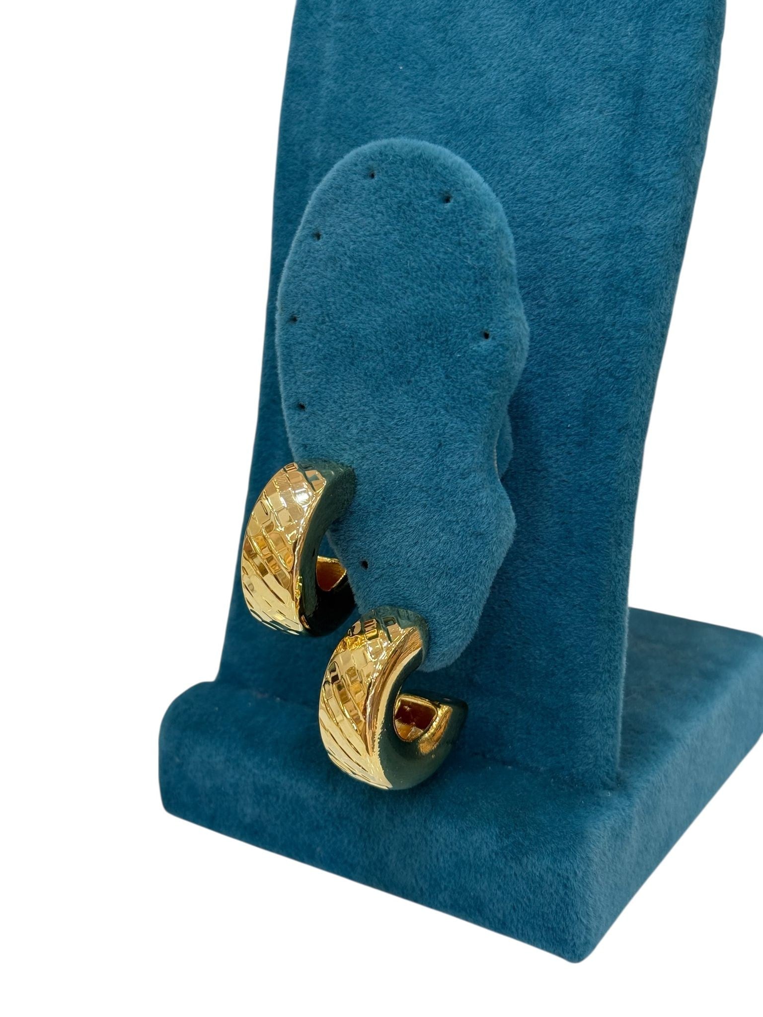 14K Gold Renk Tombik Dokulu Orta Boy VIP Küpe (2 CM)