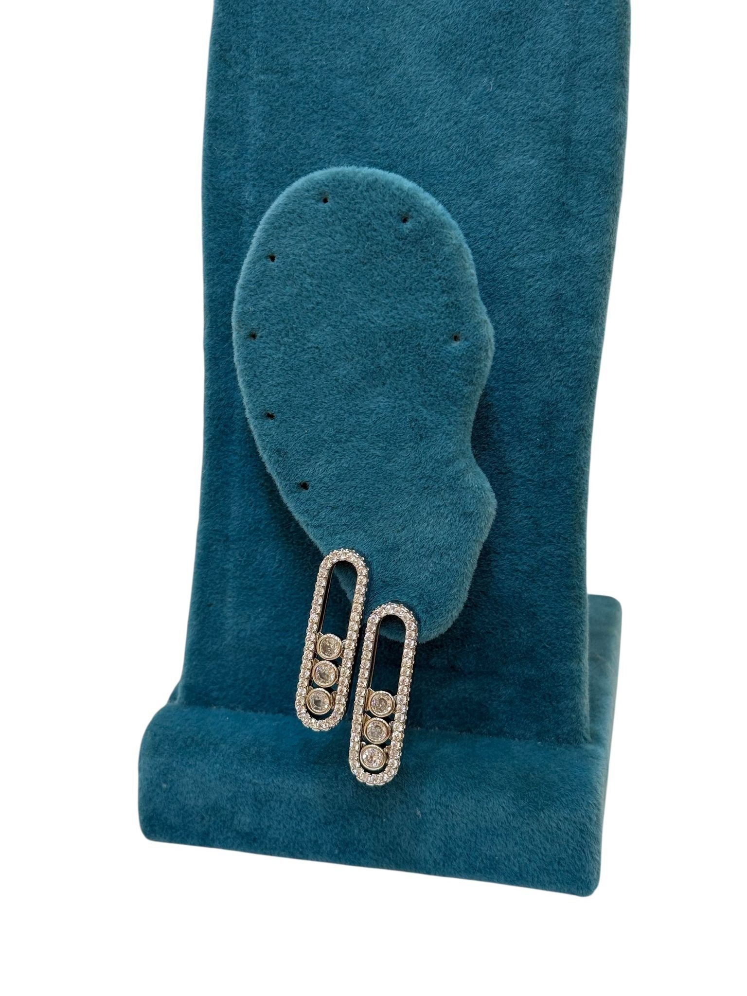 Pırlanta Çerçeve Gümüş Renk Messy Küpe (2,5 CM)