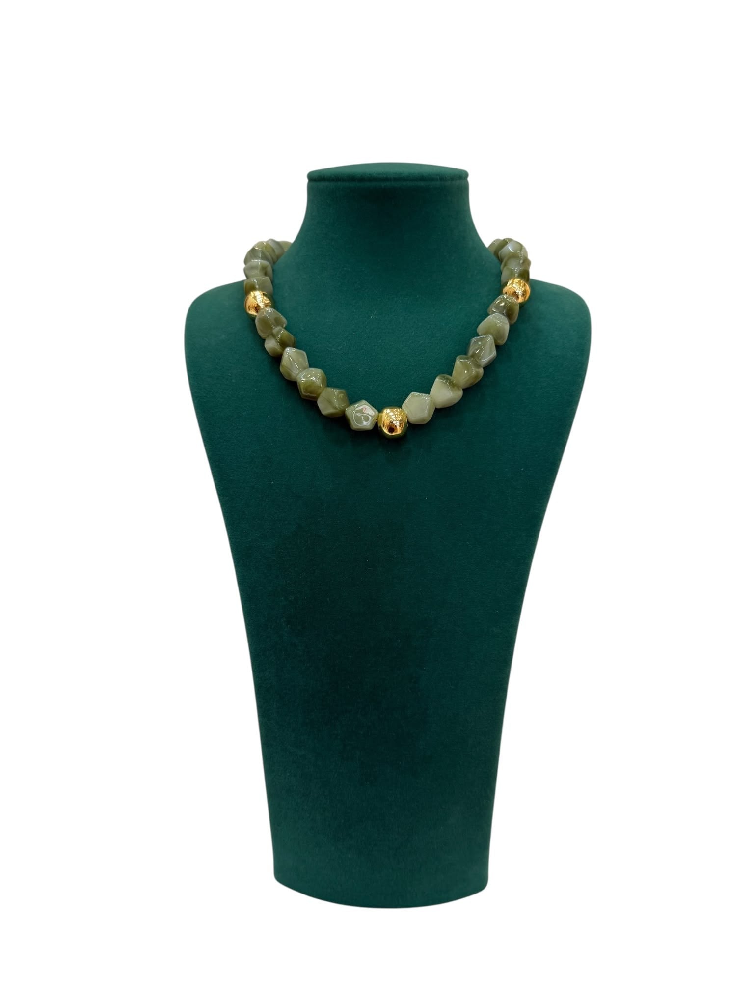 Yeşil Renk Gold Detaylı Boncuk Kolye (40+5 CM)