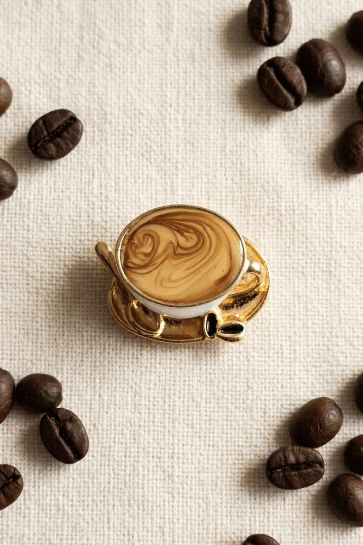 Beyaz Mineli Latte Fincanı Broş | Altın Renk Tabaklı Kahve Çekirdekli Yaka İğnesi
