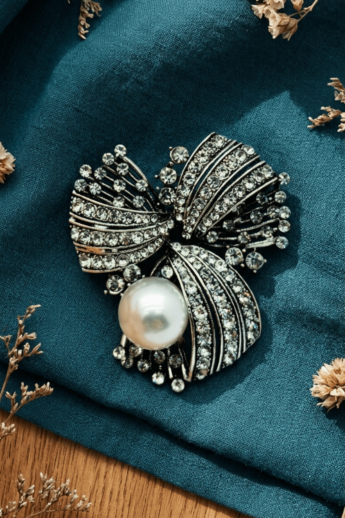 İncili Kristal Taşlı Fiyonk Broş | Antik Gümüş Renk Vintage Yaka İğnesi