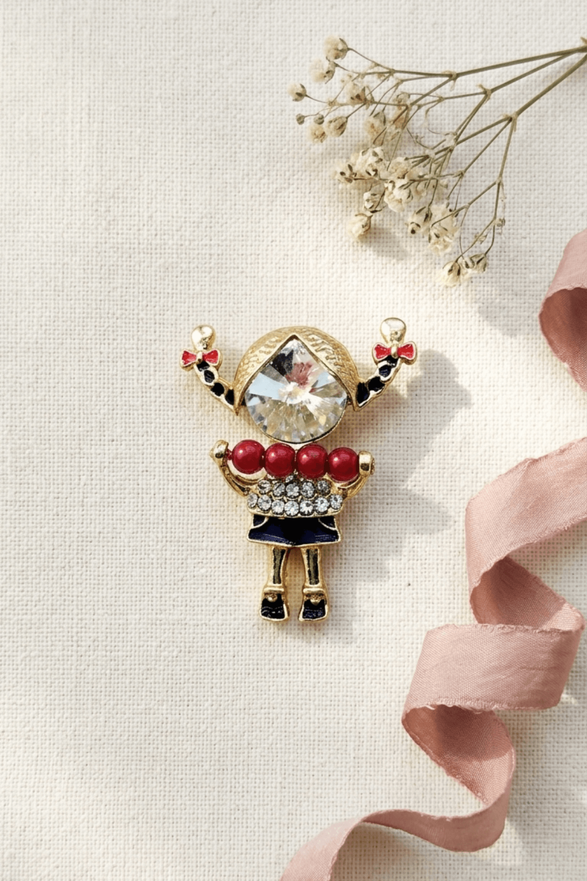 Kırmızı Boncuklu Taşlı Kız Figürü Broş – Sevimli Figürlü Şık Brooch Pin