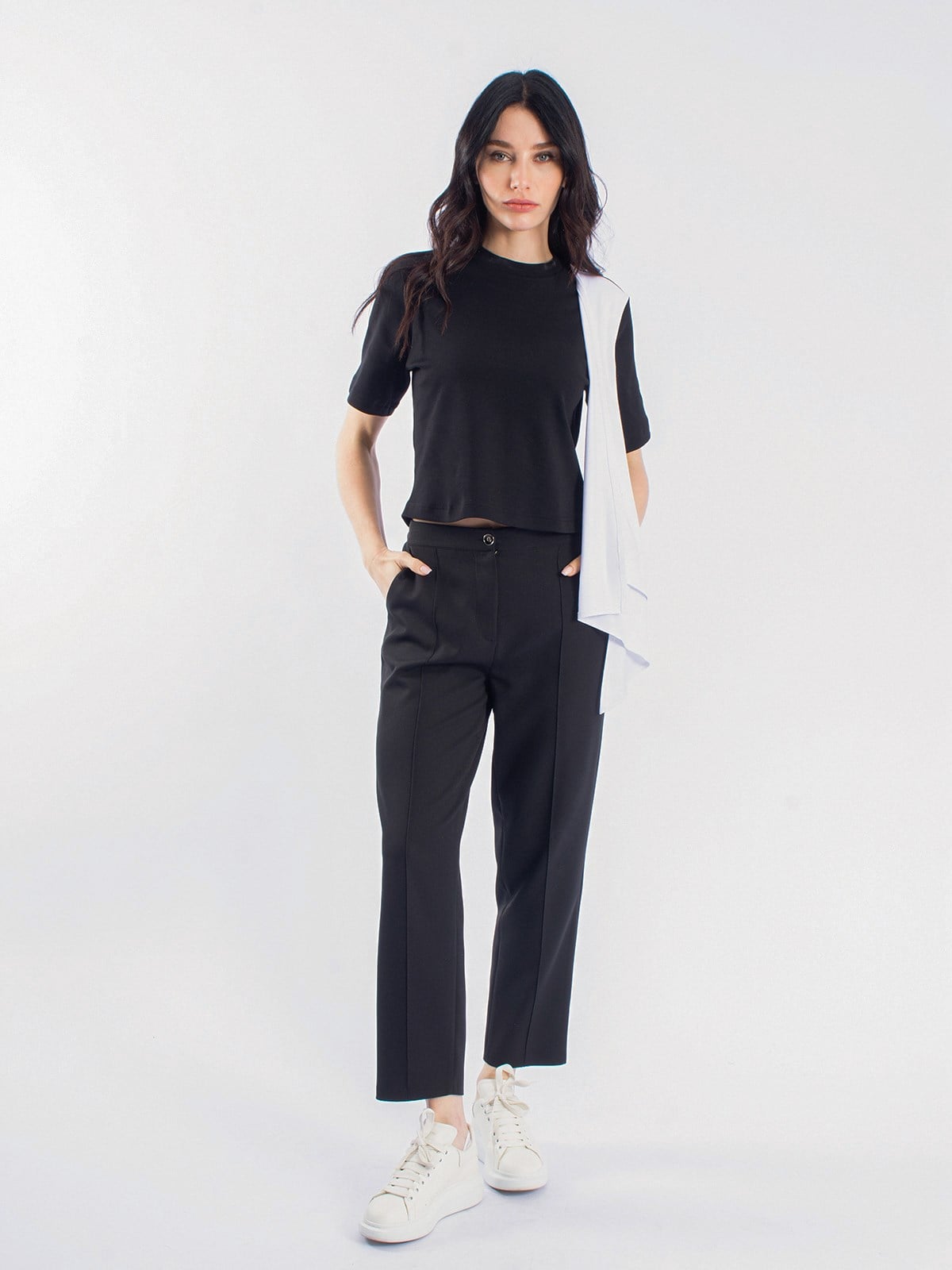 Asimetrik Kesim Tişört&Fit Havuç Kesim Pantolon İkili Takım