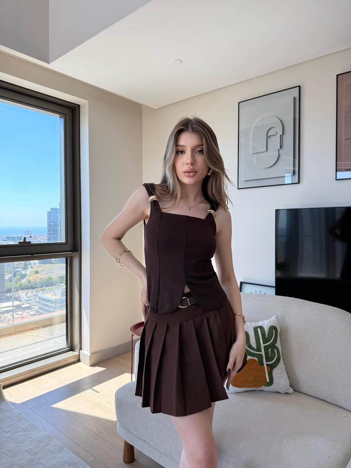 Askı Aksesuar Detay Kare Yaka Yırtmaçlı Bluz Kahve 2301