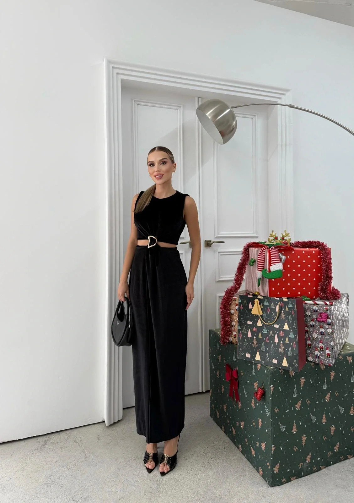 BEL DEKOLTE AKSESUAR DETAY YIRTMAÇLI KADİFE ELBİSE SİYAH