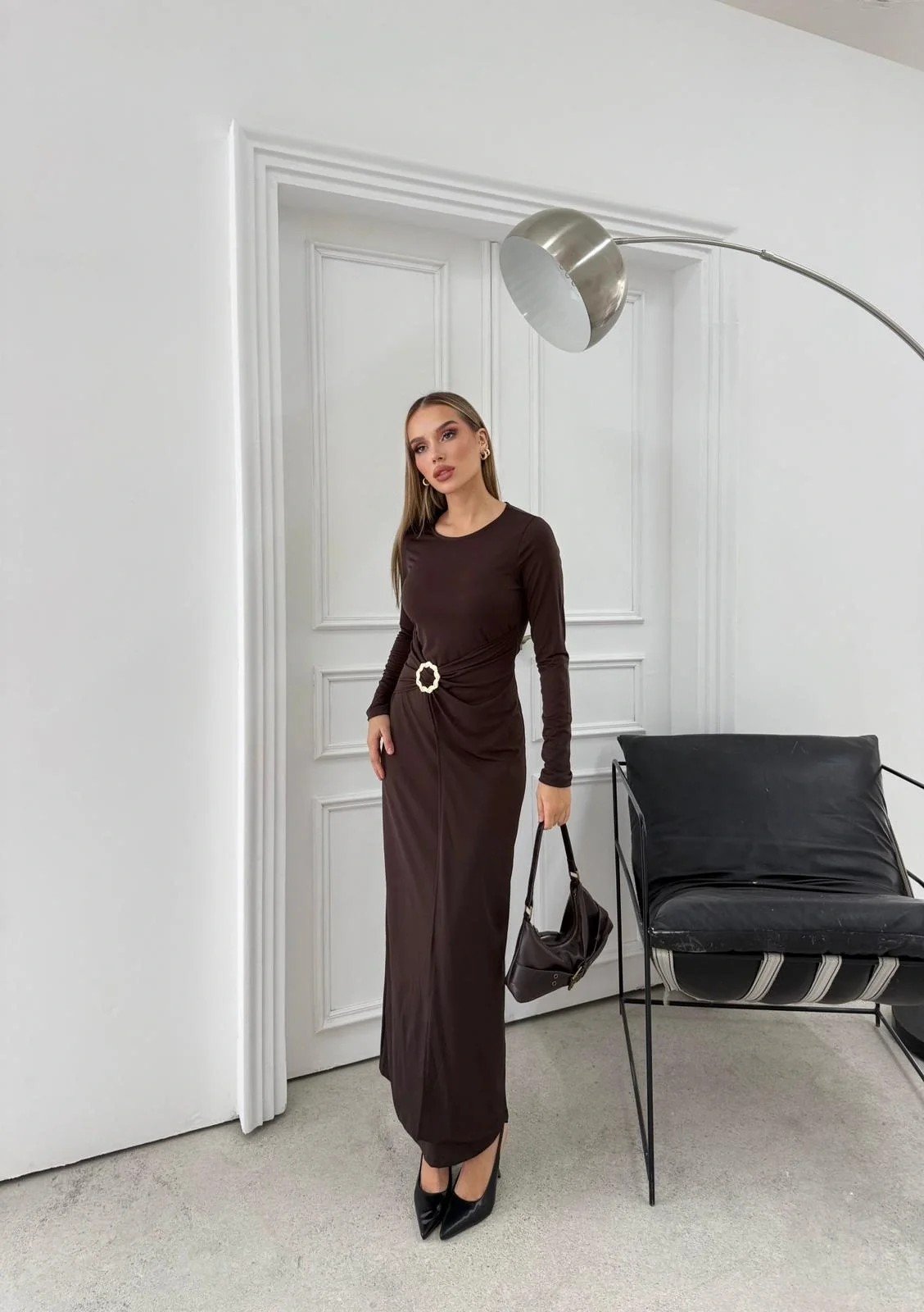 BEL DRAPE AKSESUAR DETAY UZUN SANDY ELBİSE KAHVE