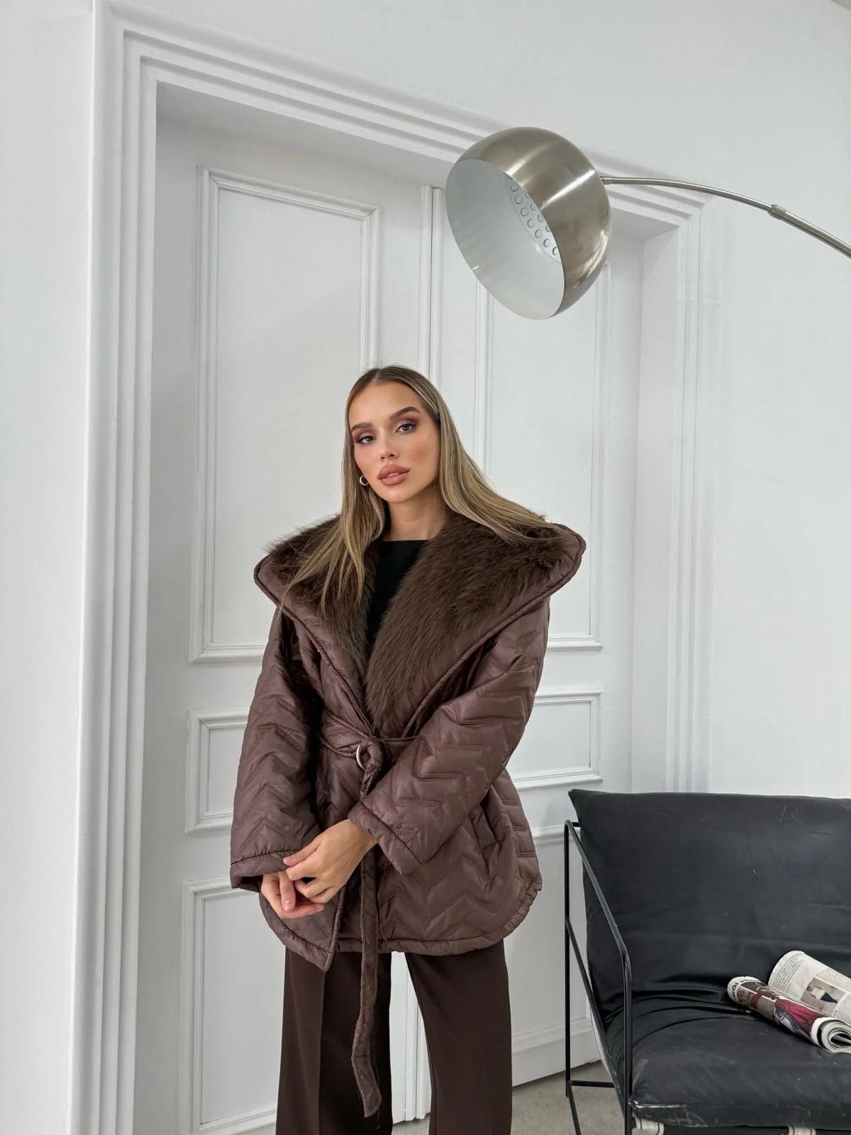 BEL KUŞAKLI BAKLAVA DESEN YAKA KÜRK DETAY ŞİŞME MONT KAHVE